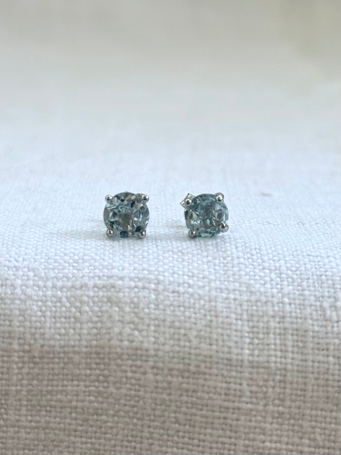 .4 claw .6mm blue Topaz .925 sterling silver stud earrings