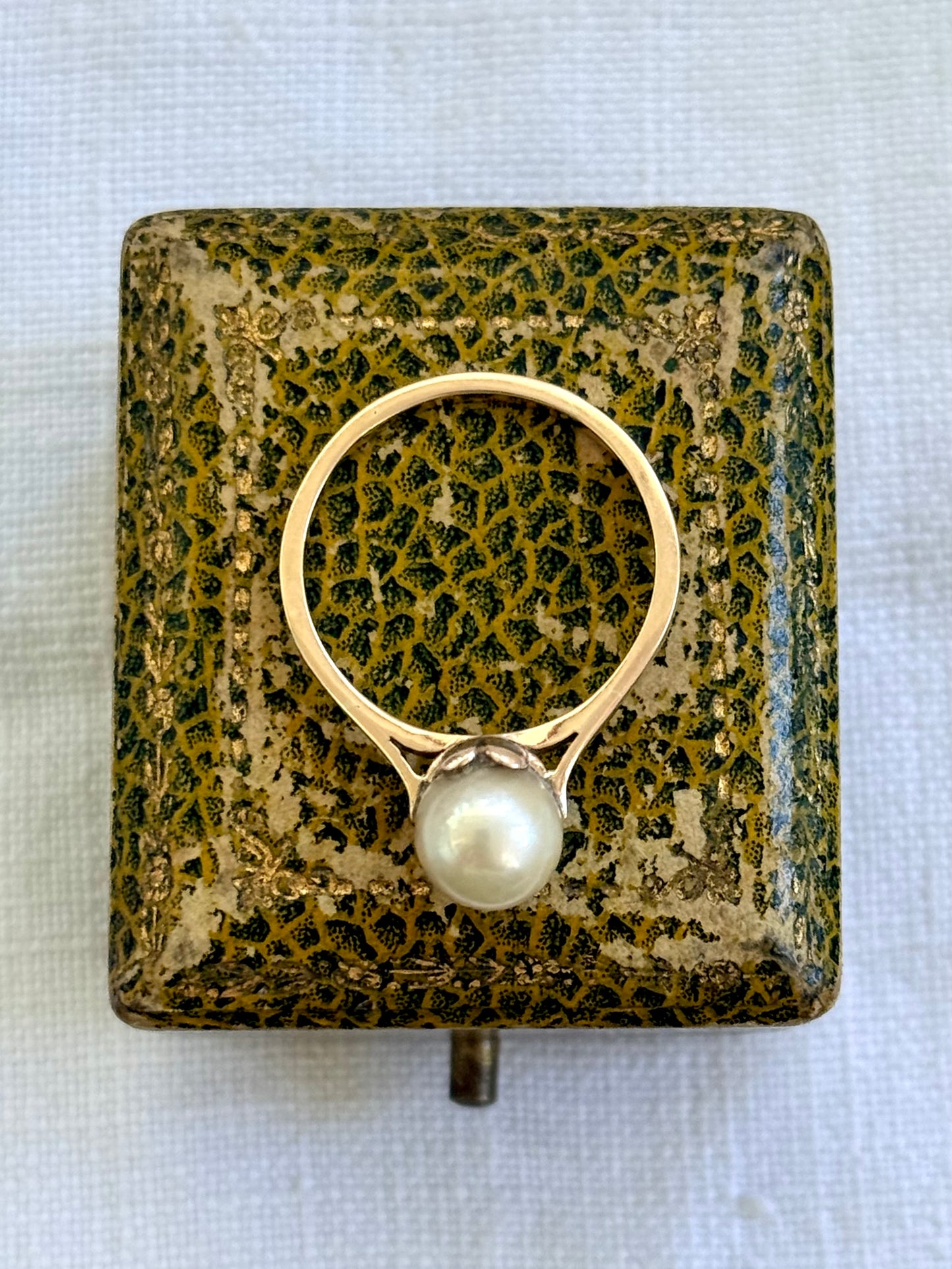 1960s .1970s .375 .9ct solitaire pearl romantic heart setting pearlescent champagne pearl yellow gold luxury cocktail dress ring