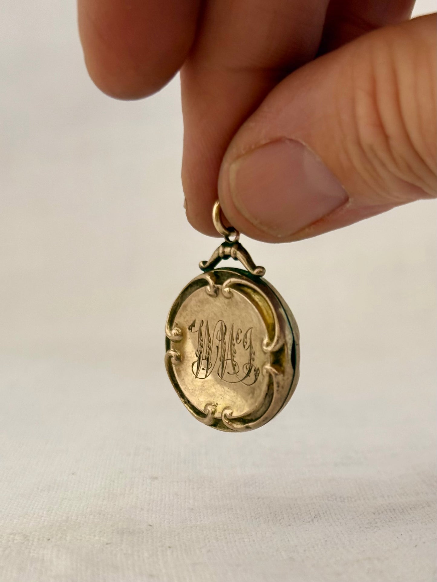 .1900s .375 9ct antique gold Edwardian fancy frame engraved gold photo locket pendant