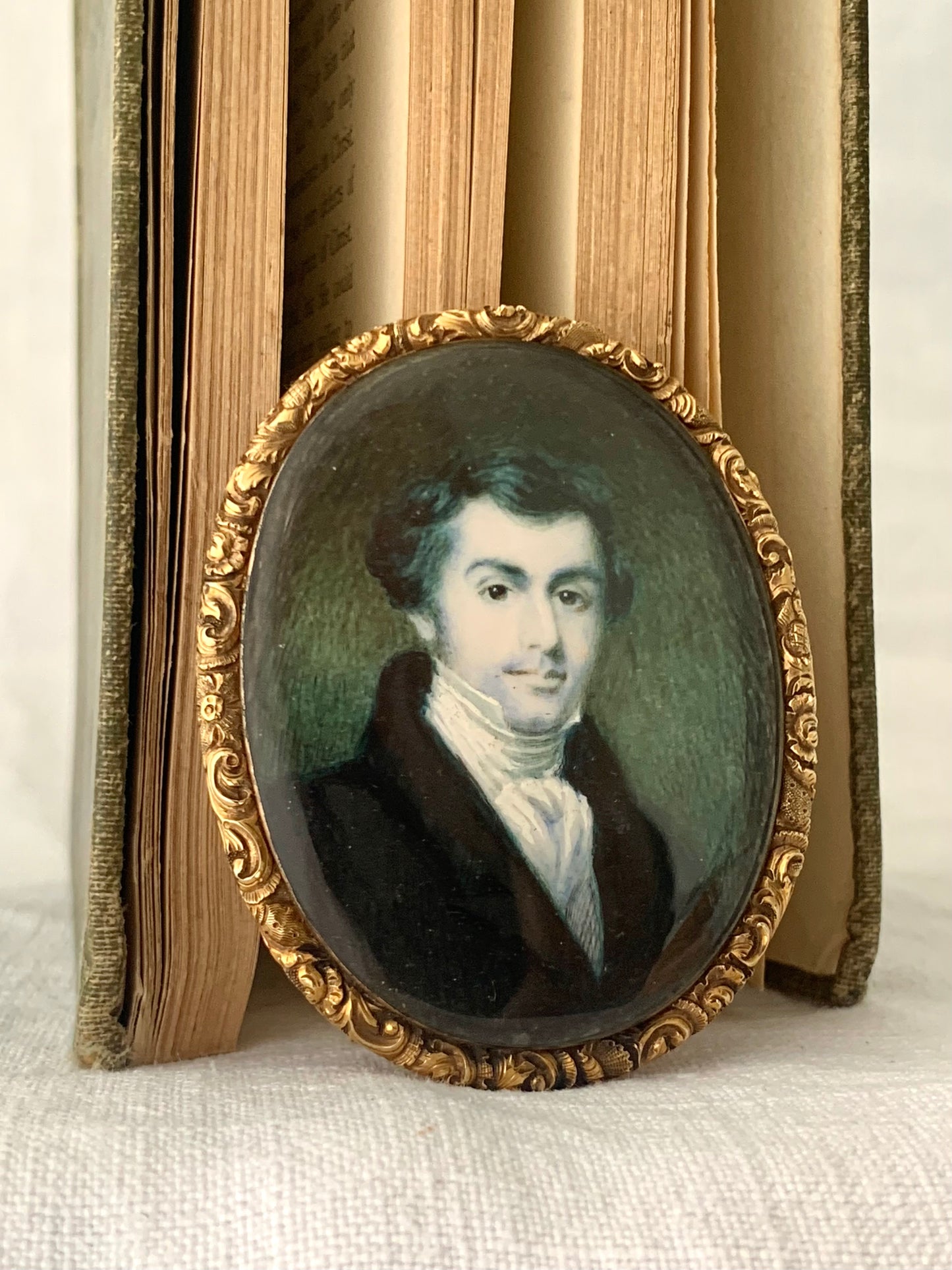 .1835 .18ct gold Georgian 17 June 1835 solid gold exceptional Georgian miniature English Gentleman hand painted Portrait Mourning wall art brooch and Pendant