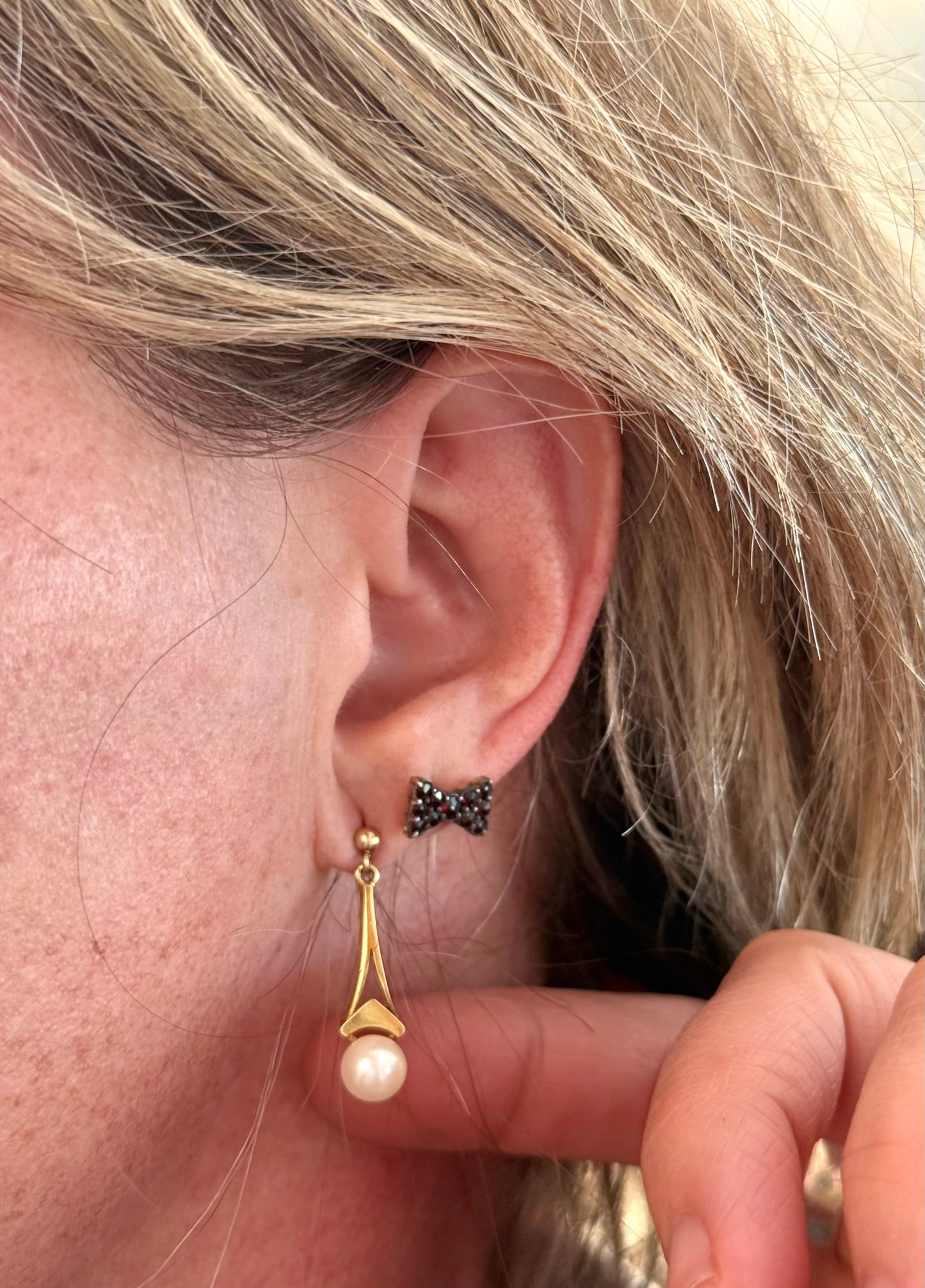 .1950s .375 .9ct architectural elegant gold and pearl drop dangle post stud push in earrings