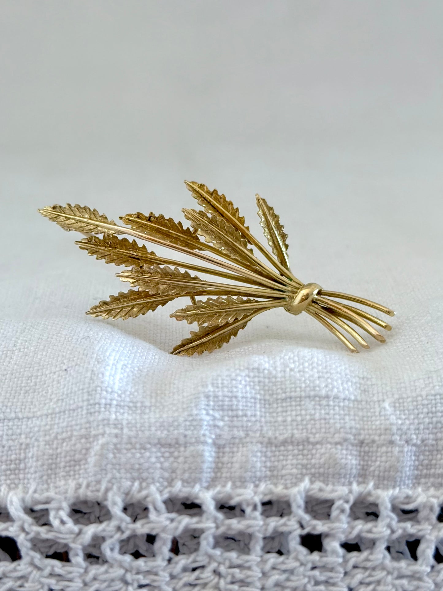 .1950s .375 .9ct yellow gold Grecian Hellenistic luxury gold leaf bouquet brooch Mid Century Modern lapel pin