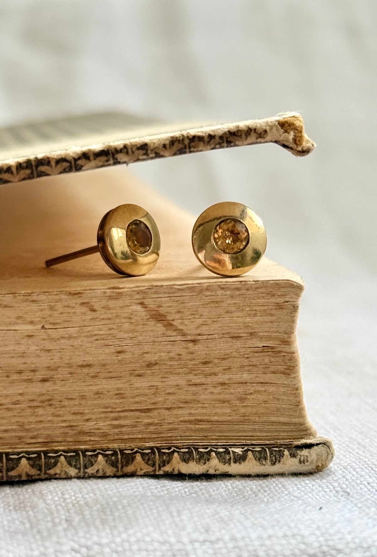 .375 .9ct gold Citrine gemstone modernist luxury yellow gold post stud earrings