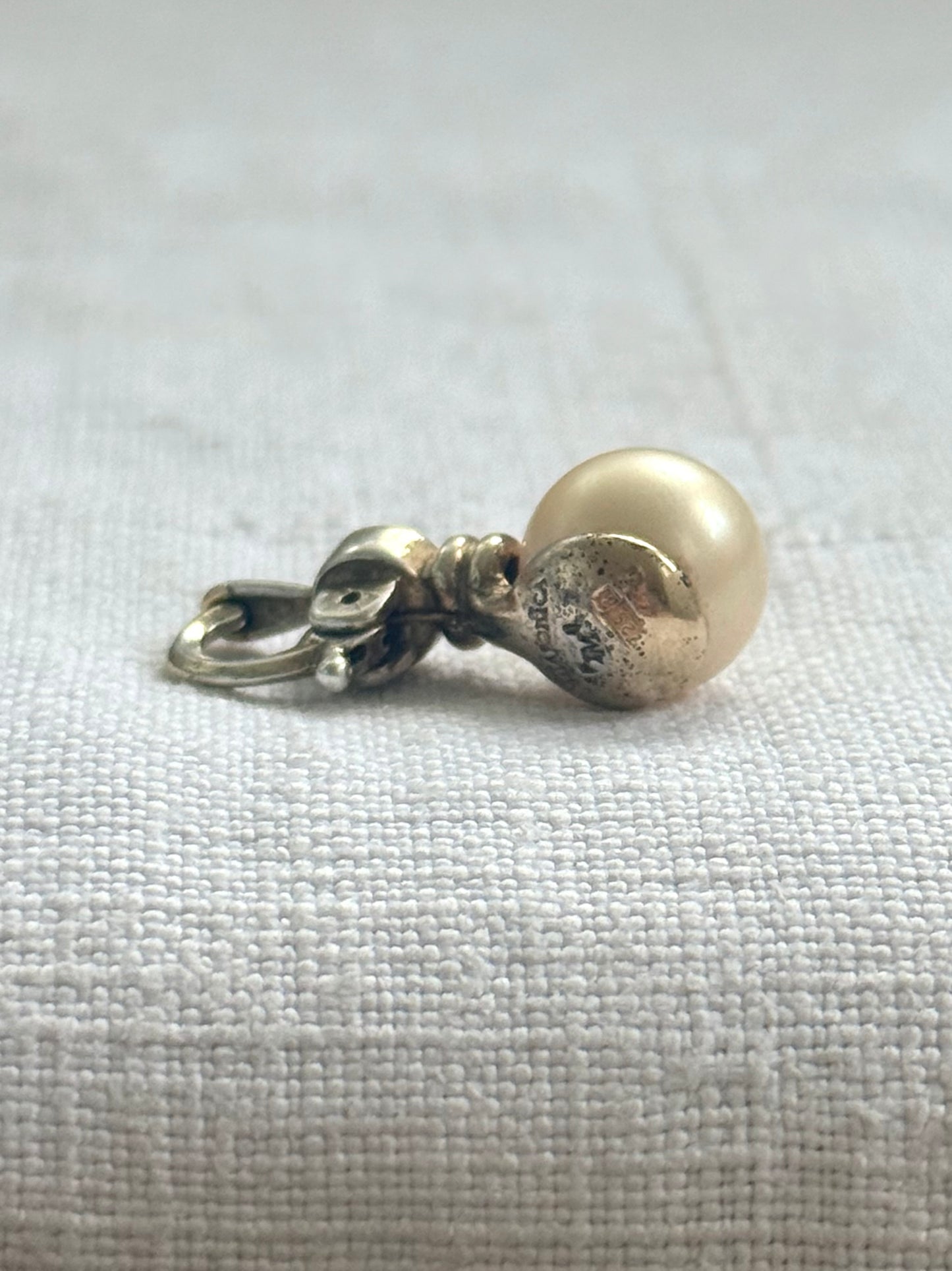 .1990s .925 gold plated Majorica Spanish designer pearl clip on enhancer pendant