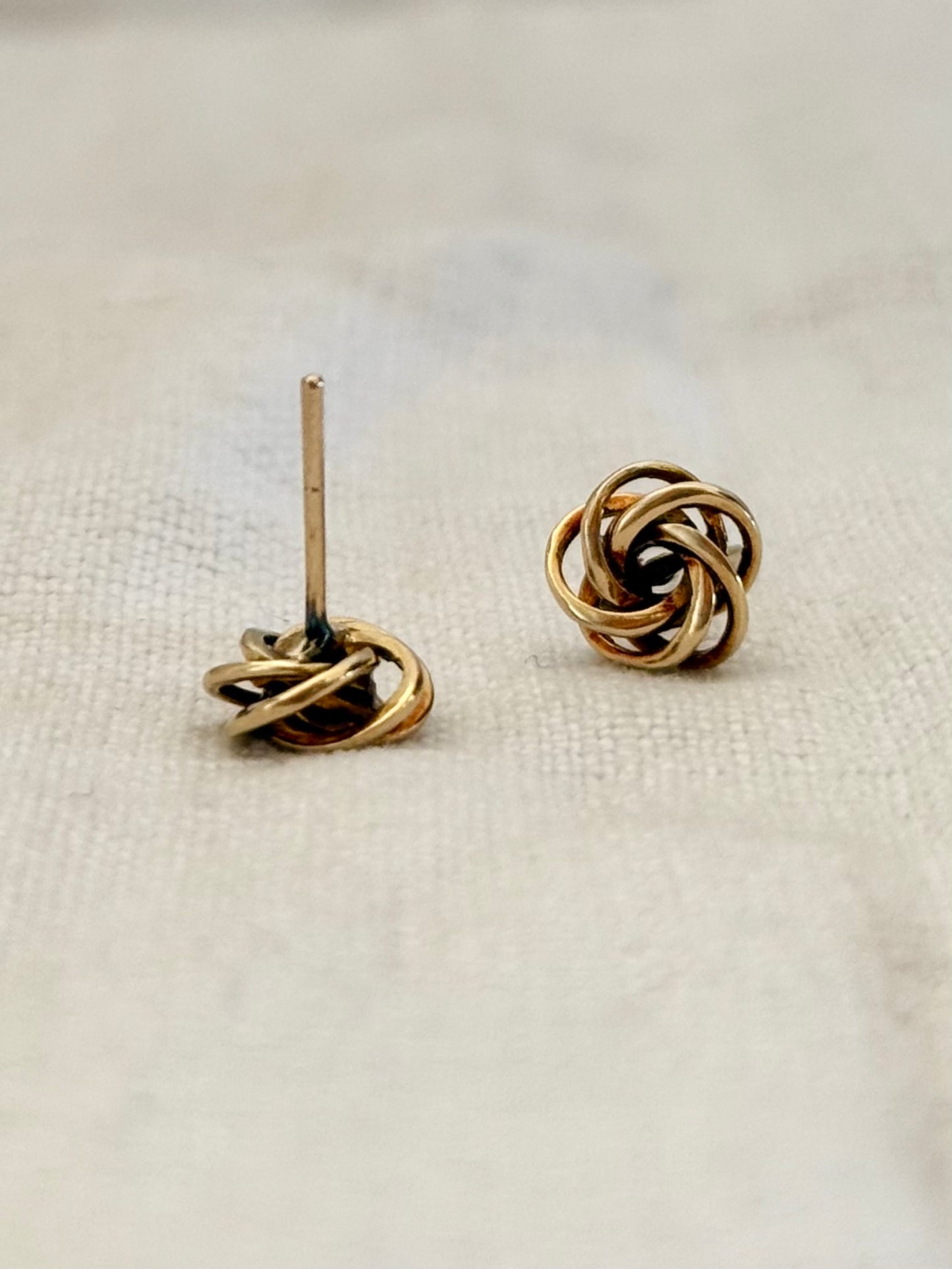 .375 .9ct gold lover’s knot luxury gold post stud earrings