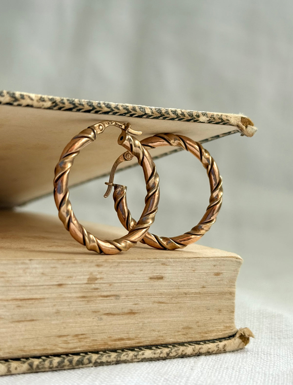 .26mm diameter .375 .9ct rose gold and yellow gold twist twirl fancy two tone 9ct gold medium sized hoop huggy gold earrings