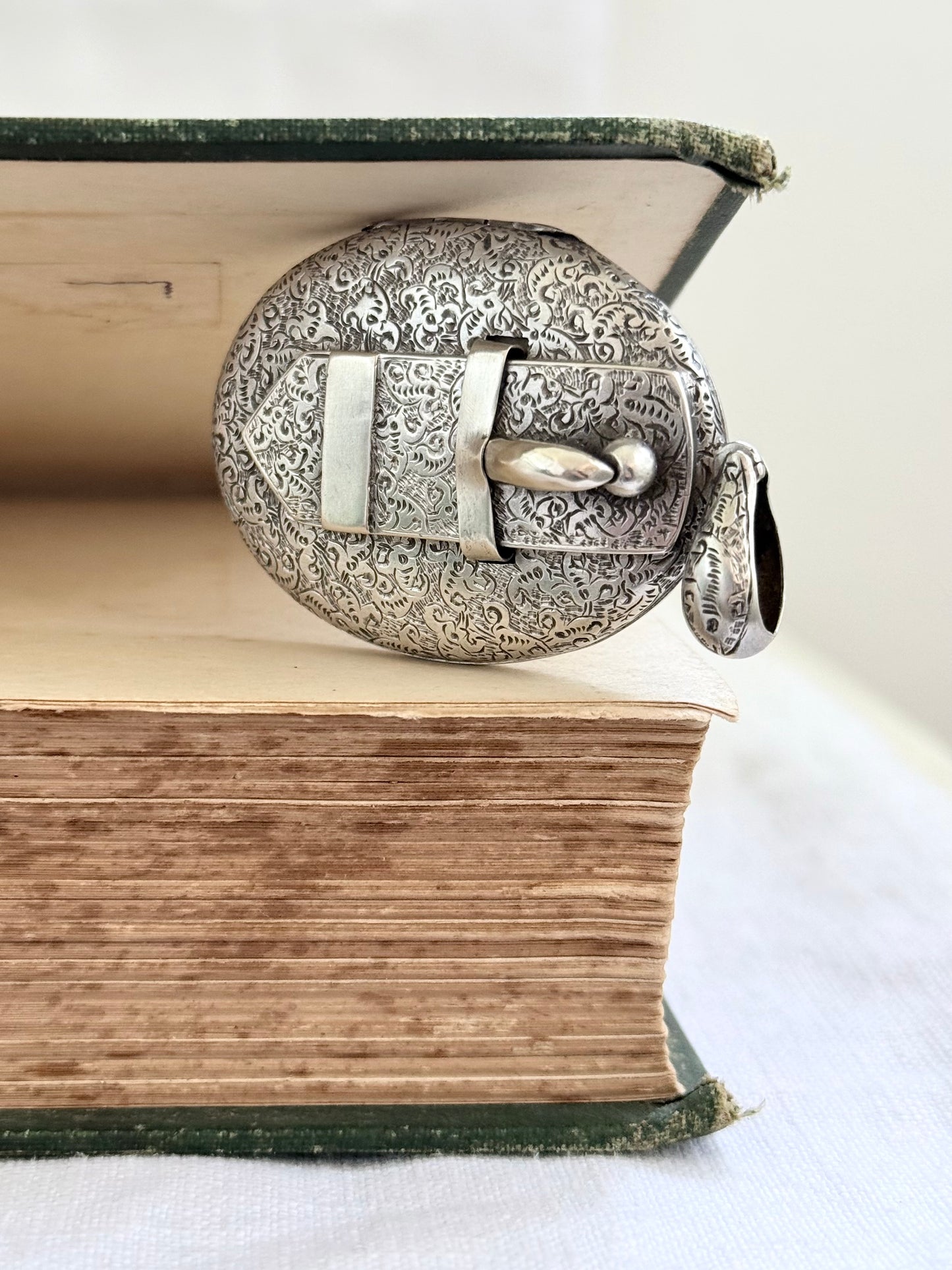 .1880s .925 antique Victorian sweetheart oversized sterling silver buckle locket