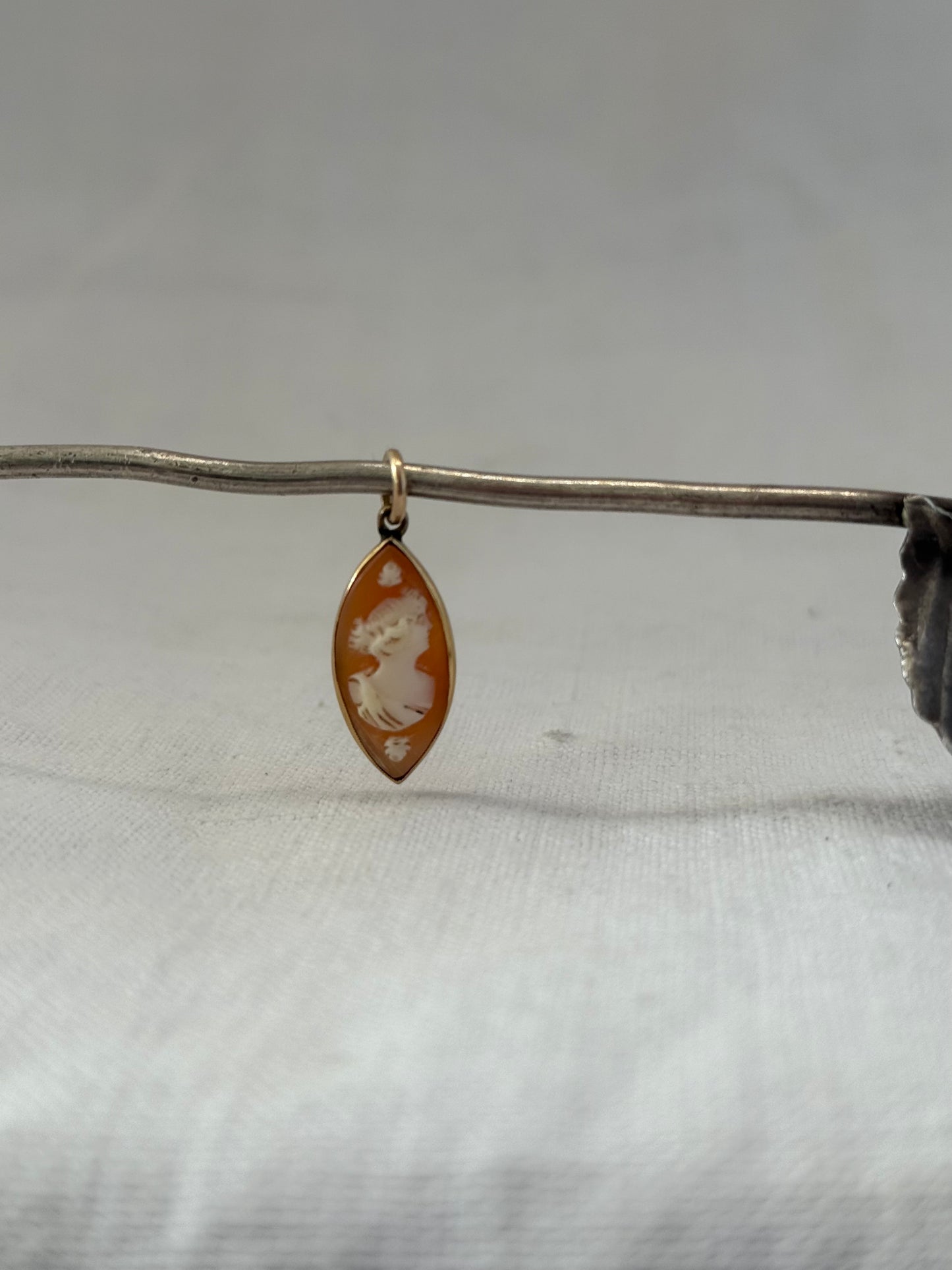 .1910s .375ct gold antique Edwardian pendant Marquise cat eye shaped Cameo shell 9ct gold pendant