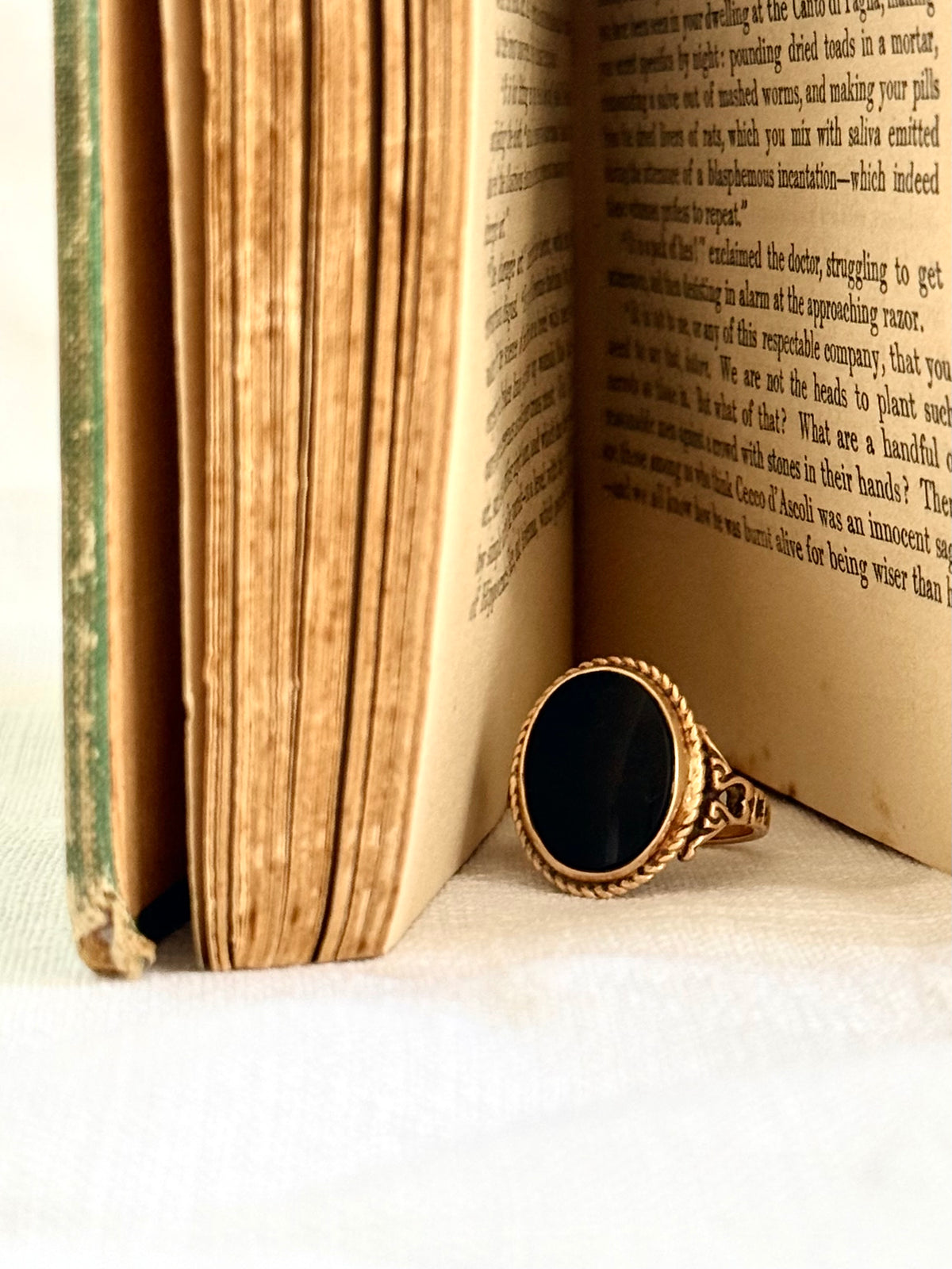 .1920s .1930s .375 .9ct late Art Deco solid gold and onyx gemstone classic Signet rose gold signet ring