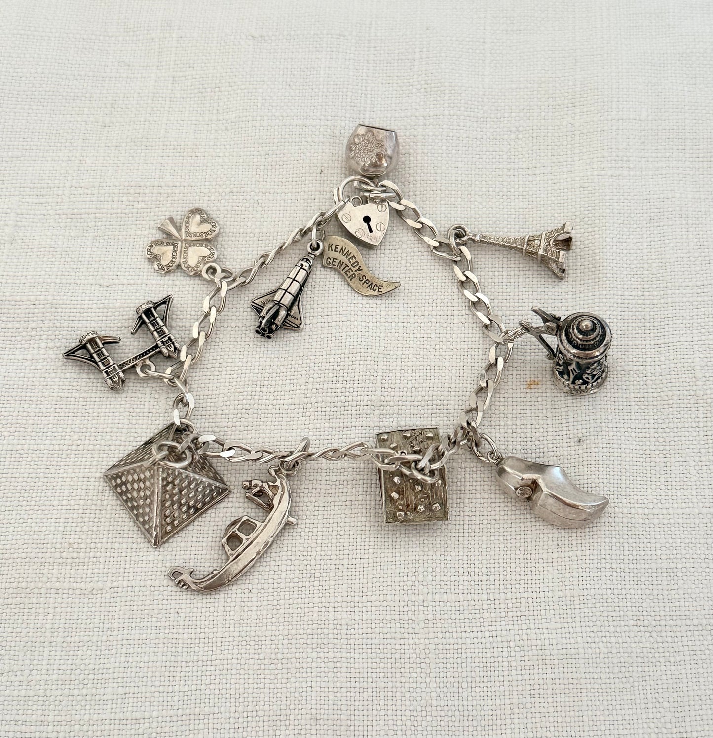 .10 charms .1990s World Traveller Silver landmark keepsake charm bracelet