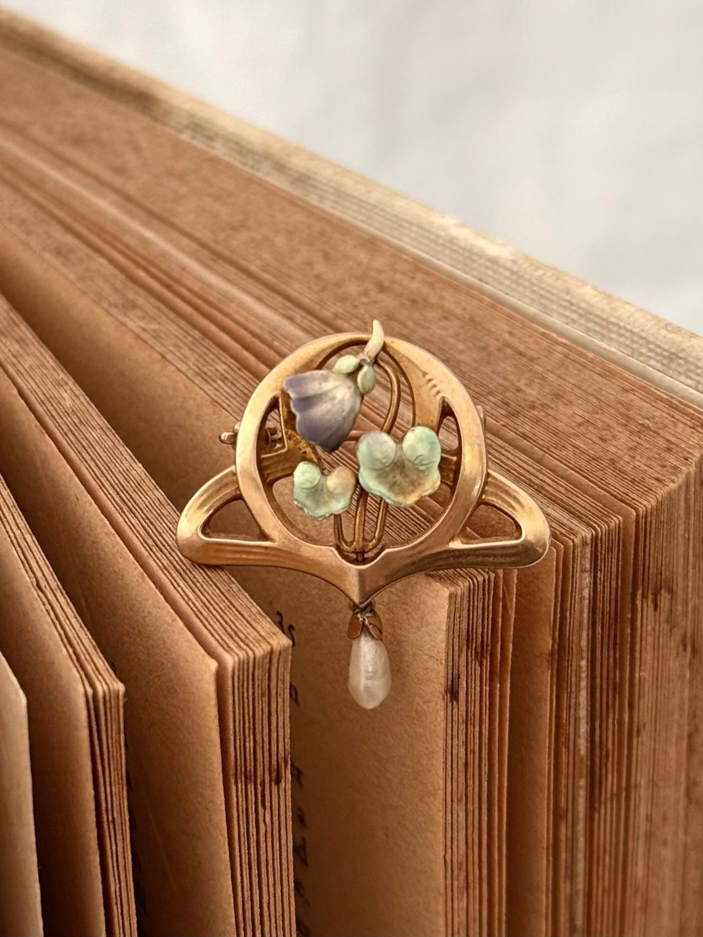 .15ct .1890s .1900s .625 gold Art Nouveau fine art fine gold enamel and pearl water lily lily pad brooch pin