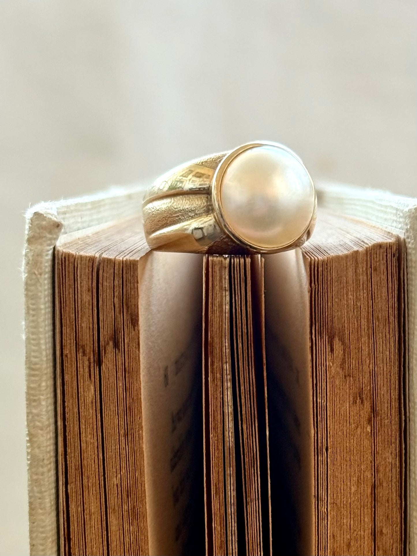 .1980s .375 .9ct gold luminous luxurious and classic Mabe pearl gold architectural dress ring