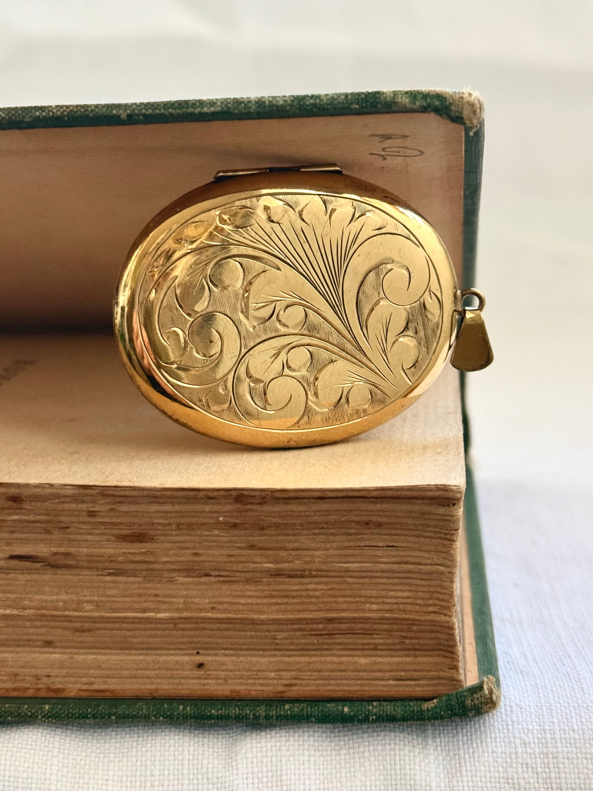 .1960s .1970s .375 .9ct gold Oversized Oval metal core photo locket pendant