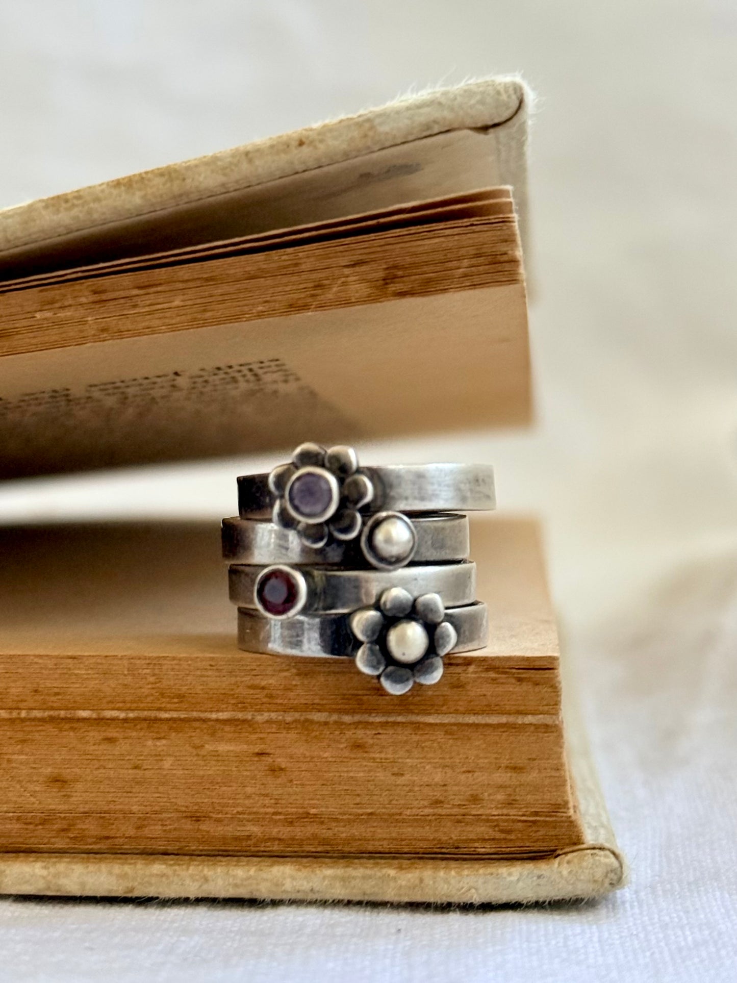 .4 ring .925 silver artisan made fancy daisy flower and seedpod silver and gemstone multiple band ring