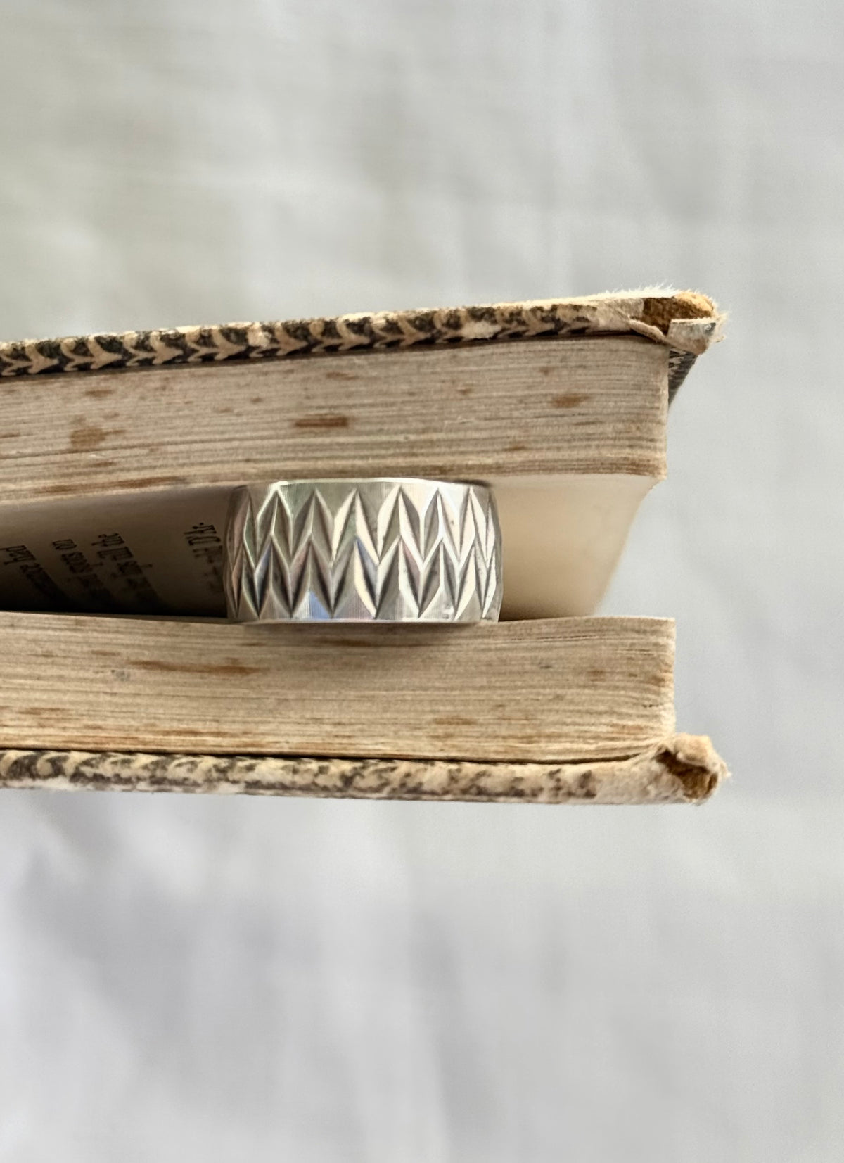.1970s .925 Edwardian revival zigzag wide decorative engraved geometric etched sterling silver Cigar Band Ring