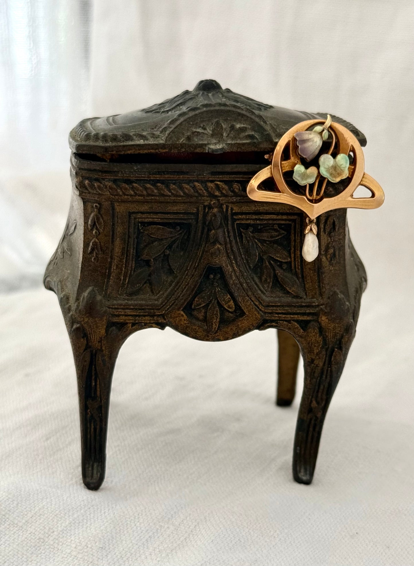 .15ct .1890s .1900s .625 gold Art Nouveau fine art fine gold enamel and pearl water lily lily pad brooch pin