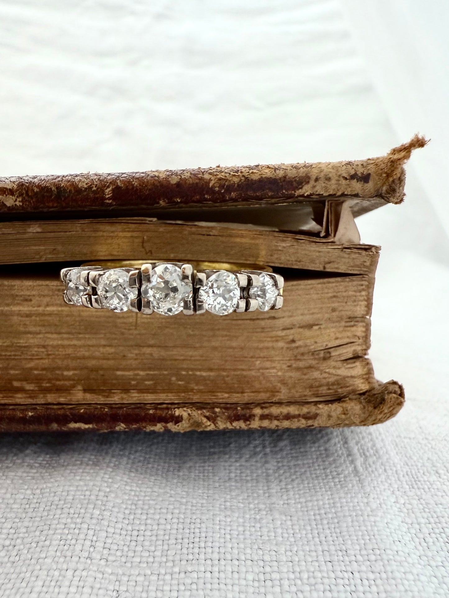 .750 18ct yellow gold 0.94ct weighted luxurious 5 diamond half eternity glorious heirloom ring