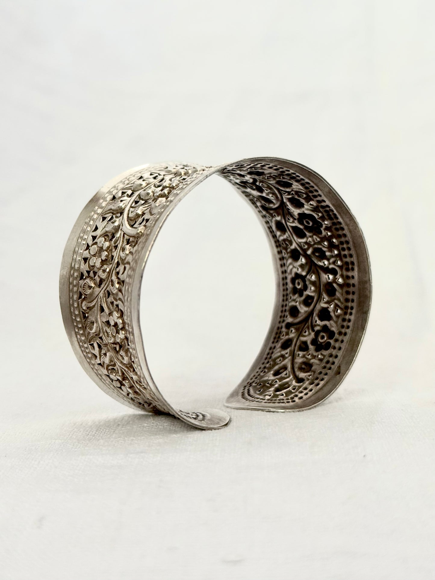 .1990s .925 artisan made solid silver floral embossed repousse wide and glorious flower sterling silver open cuff bangle