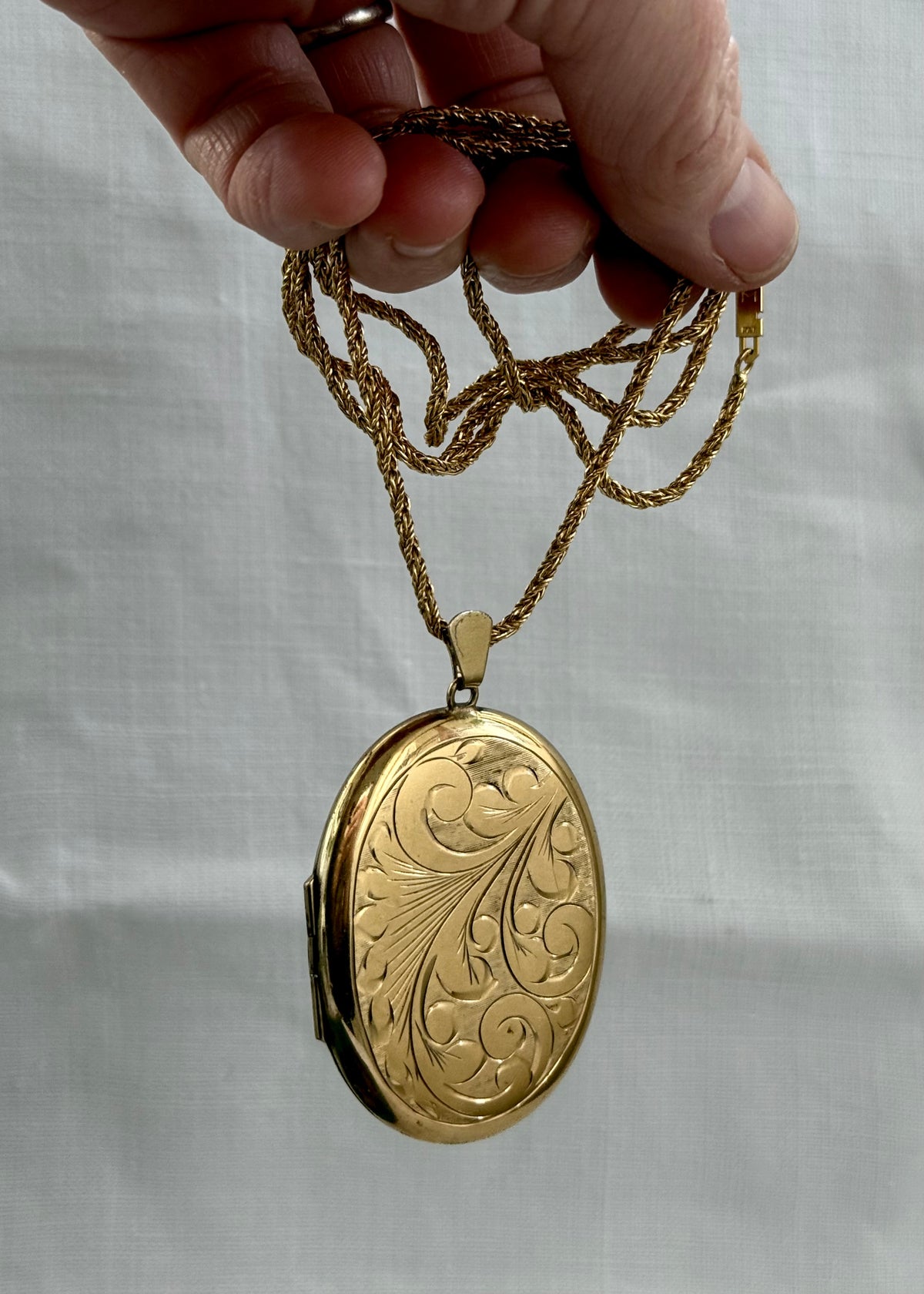 .1960s .1970s .375 .9ct gold Oversized Oval metal core photo locket pendant