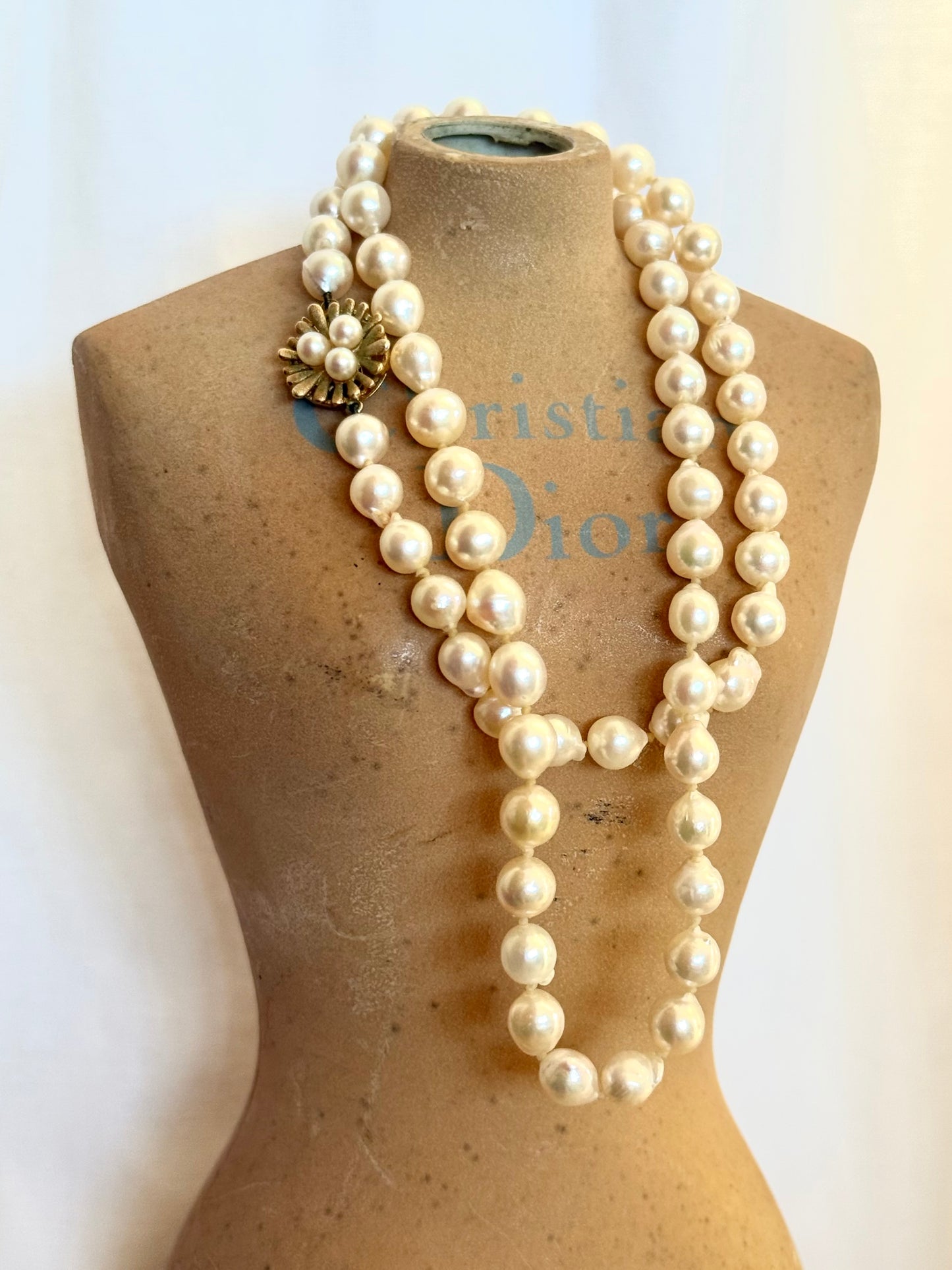 .1950s .375 .9ct heirloom gold clasp and luscious pearlescent pearl string necklace