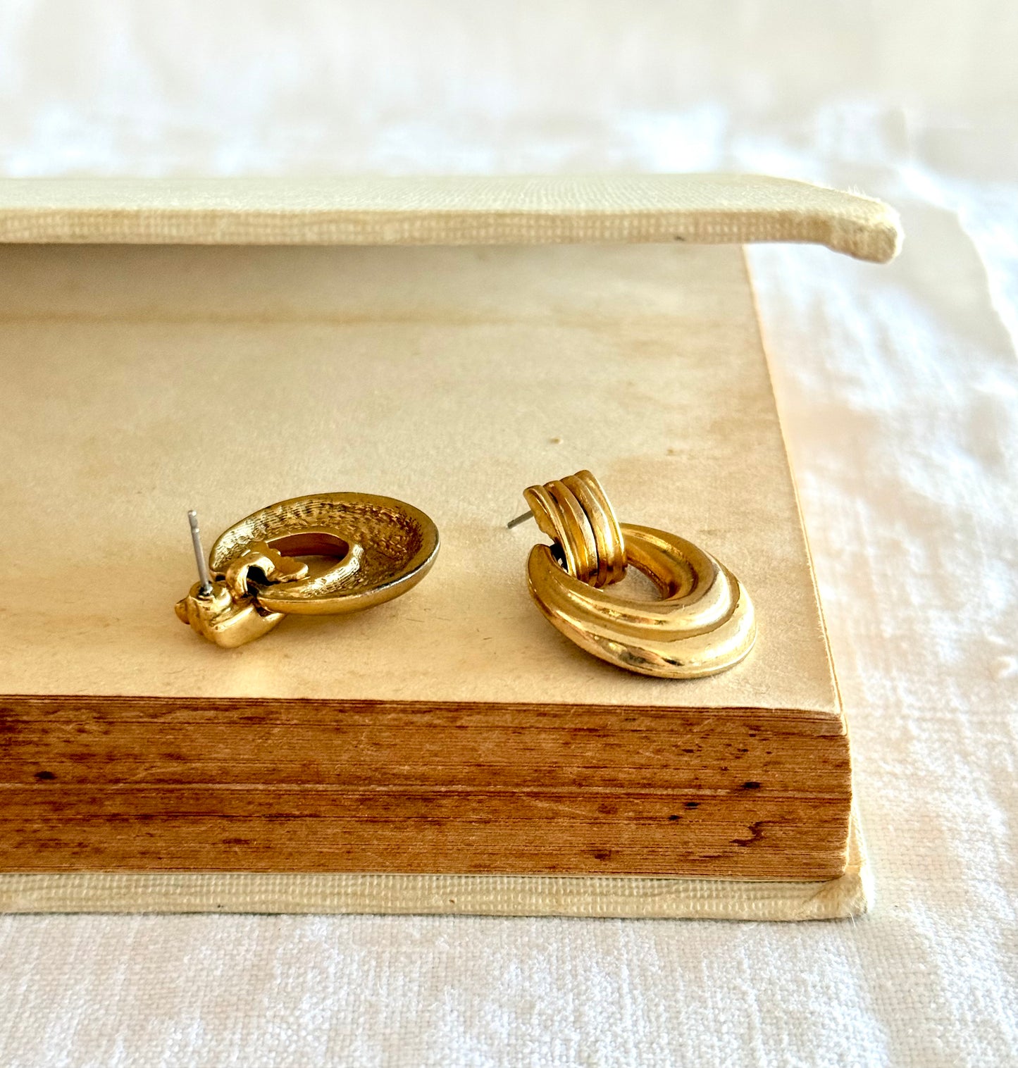 .1980s door knocker gold tone modernist swivel oval post stud earrings