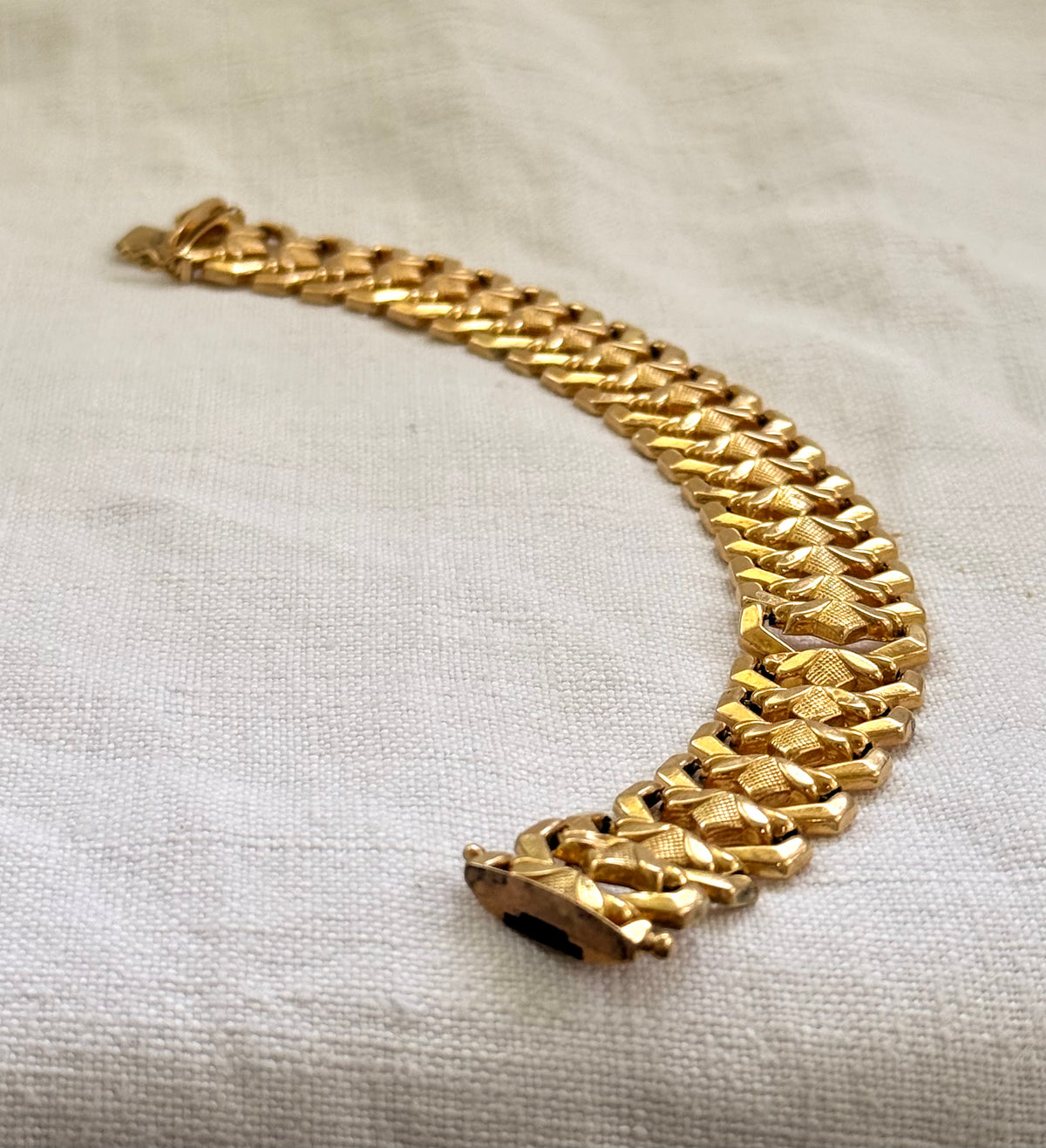 .18ct .750 Polish high carat gold geometric floral form Lotus form segment link luxury gold bracelet