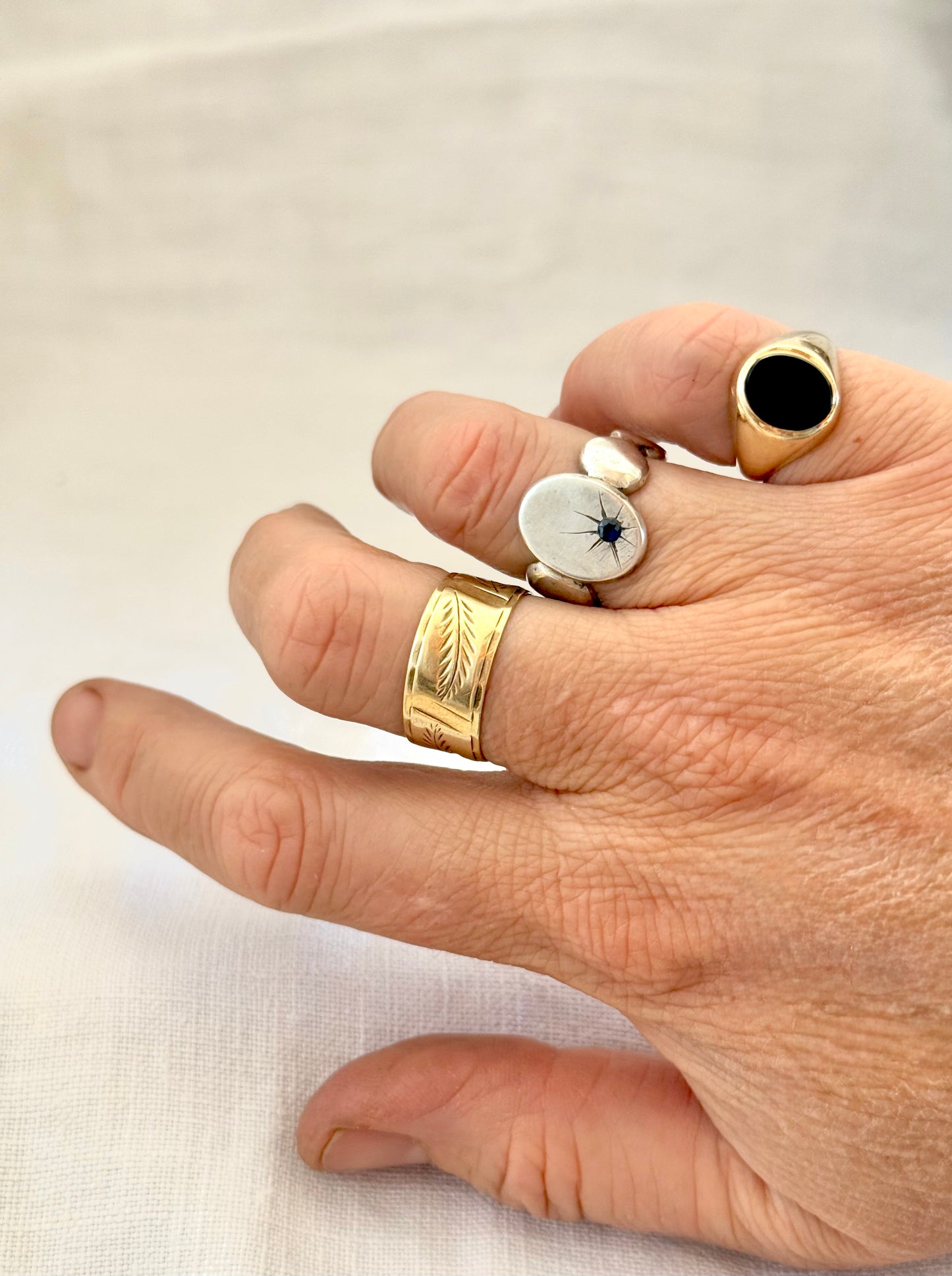 .1979 .375 .9ct black onyx gemstone modernist hallmarked 9ct gold oval signet seal unisex pinky ring