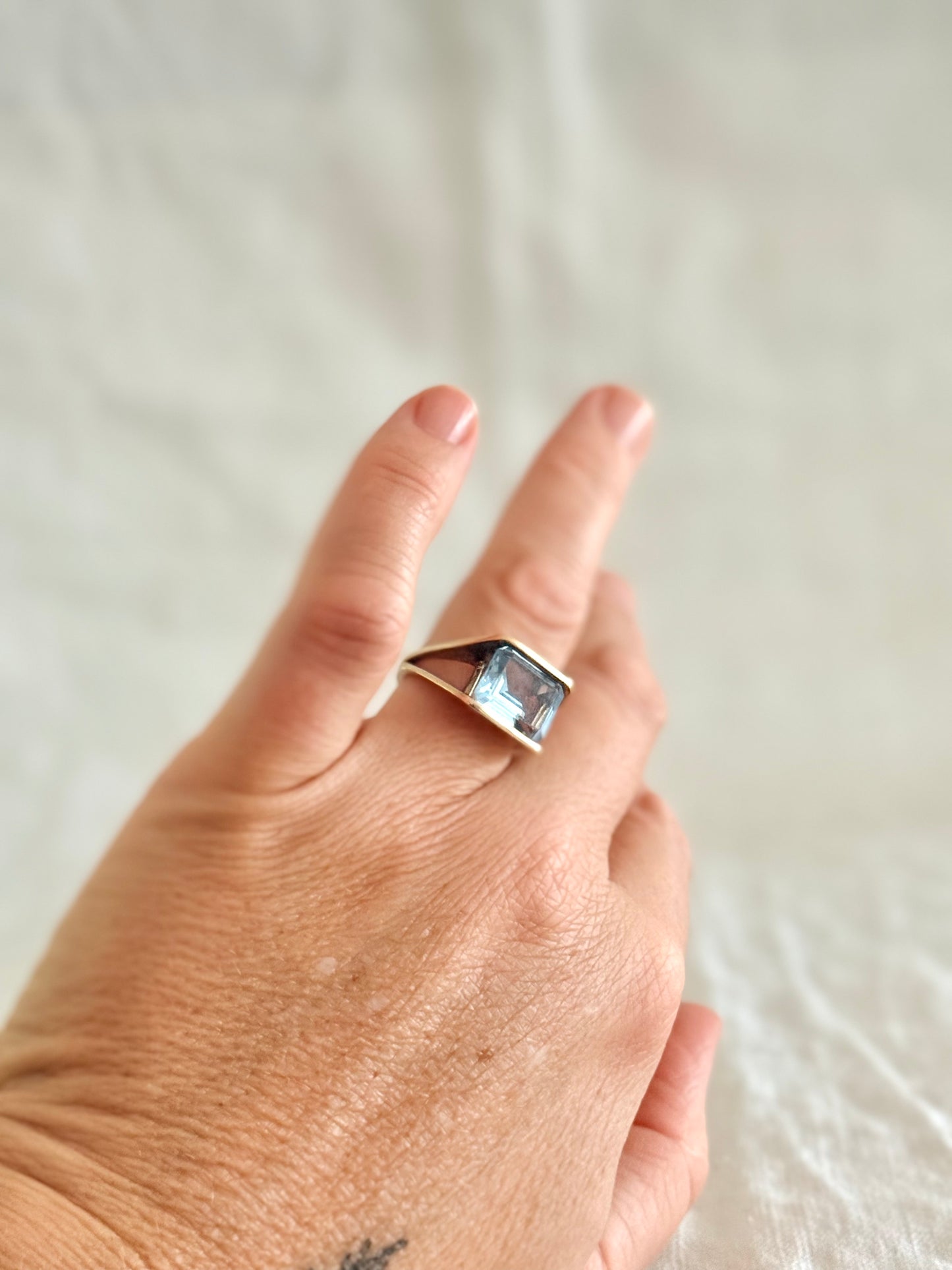.1960s .1970s .375 .9ct gold blue stone cocktail modernist dress ring