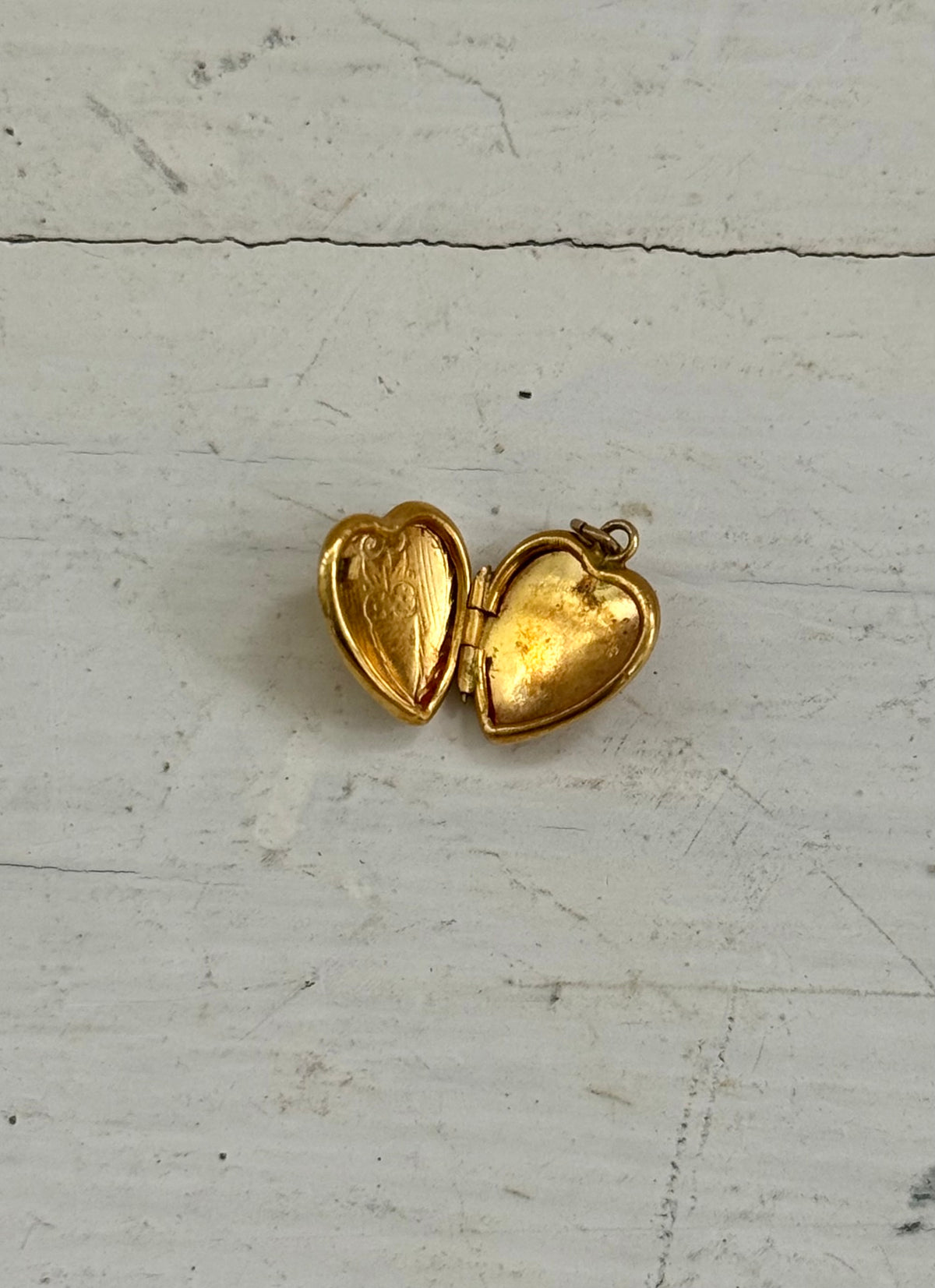 .10ct .1950s miniature gold romantic heart locket pendant