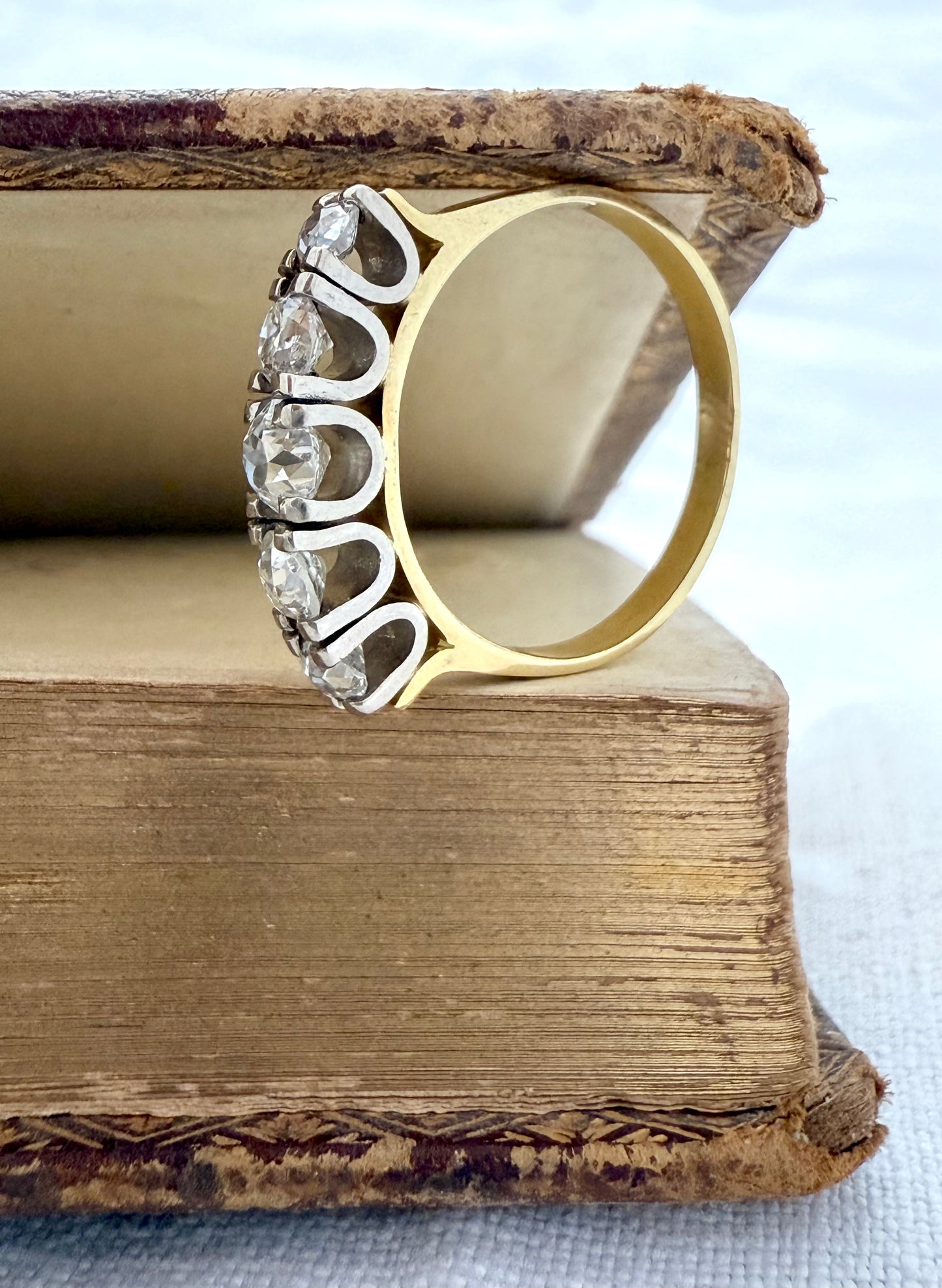 .750 18ct yellow gold 0.94ct weighted luxurious 5 diamond half eternity glorious heirloom ring