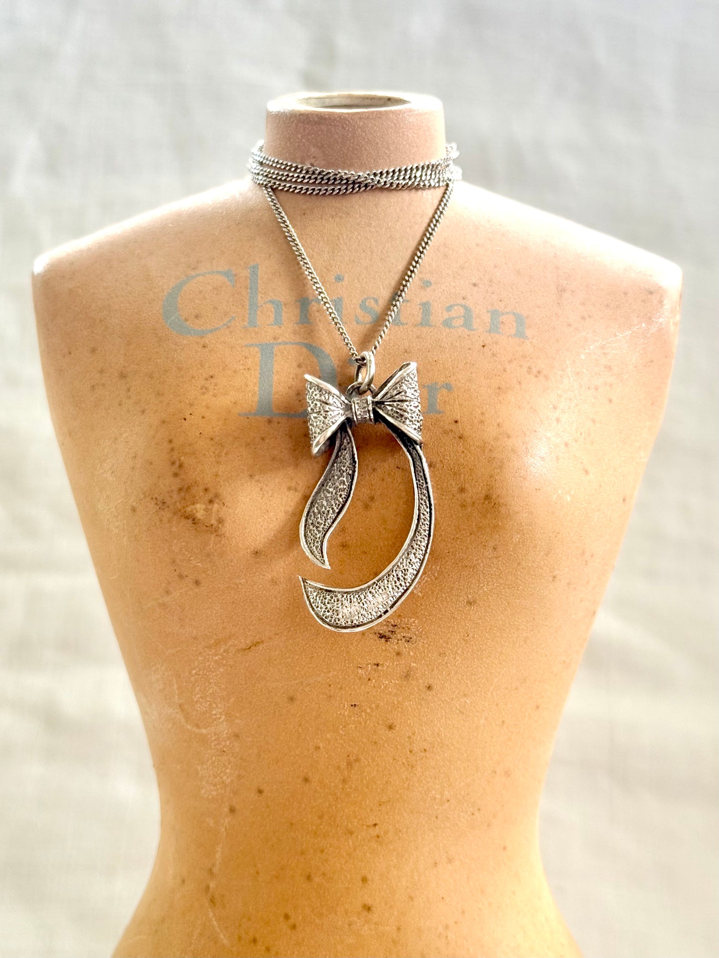 .1950s .47cm long .925 Bow Ribbon romantic Italian made sterling silver pendant on 47cm silver chain
