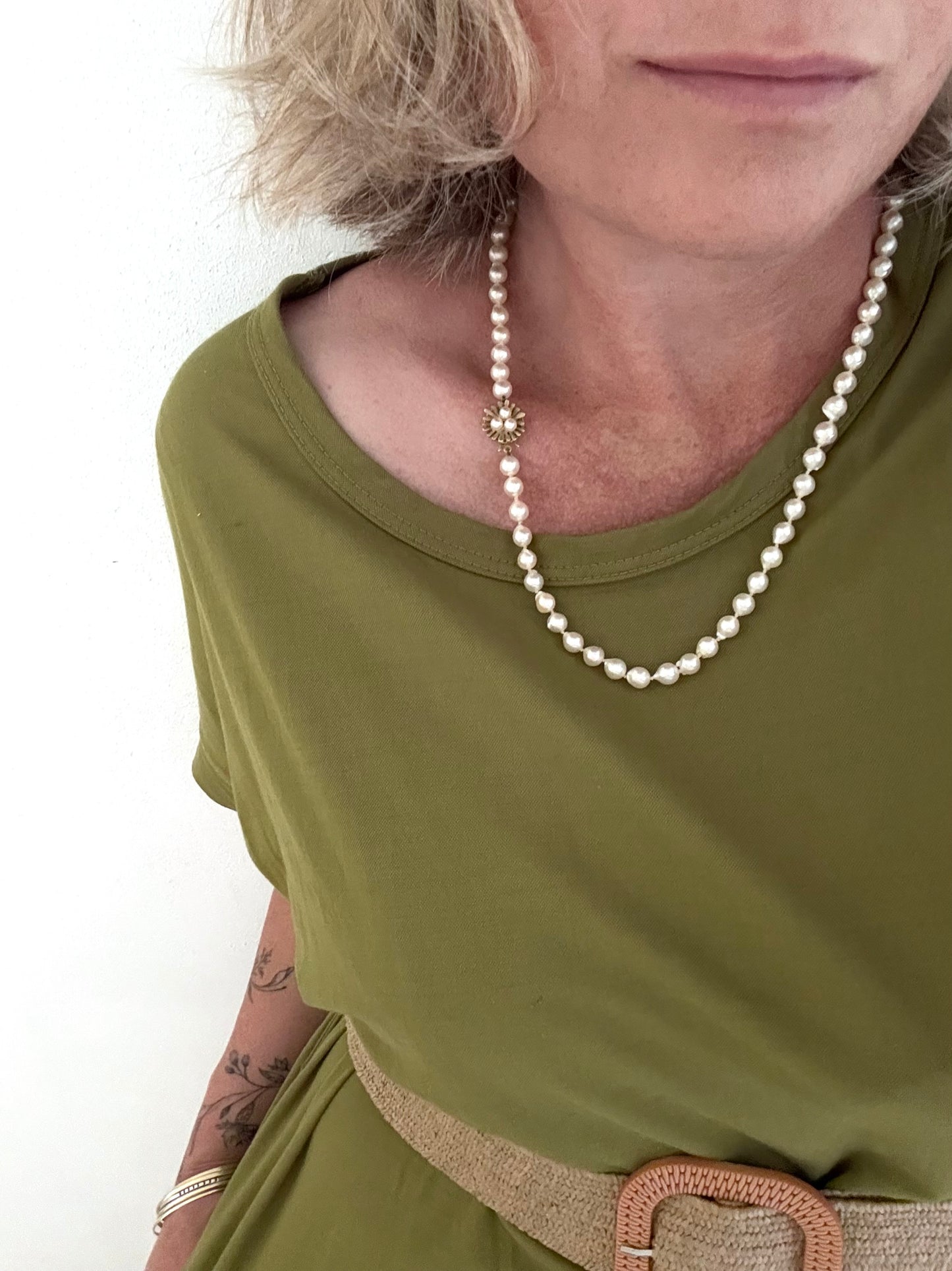 .1950s .375 .9ct heirloom gold clasp and luscious pearlescent pearl string necklace