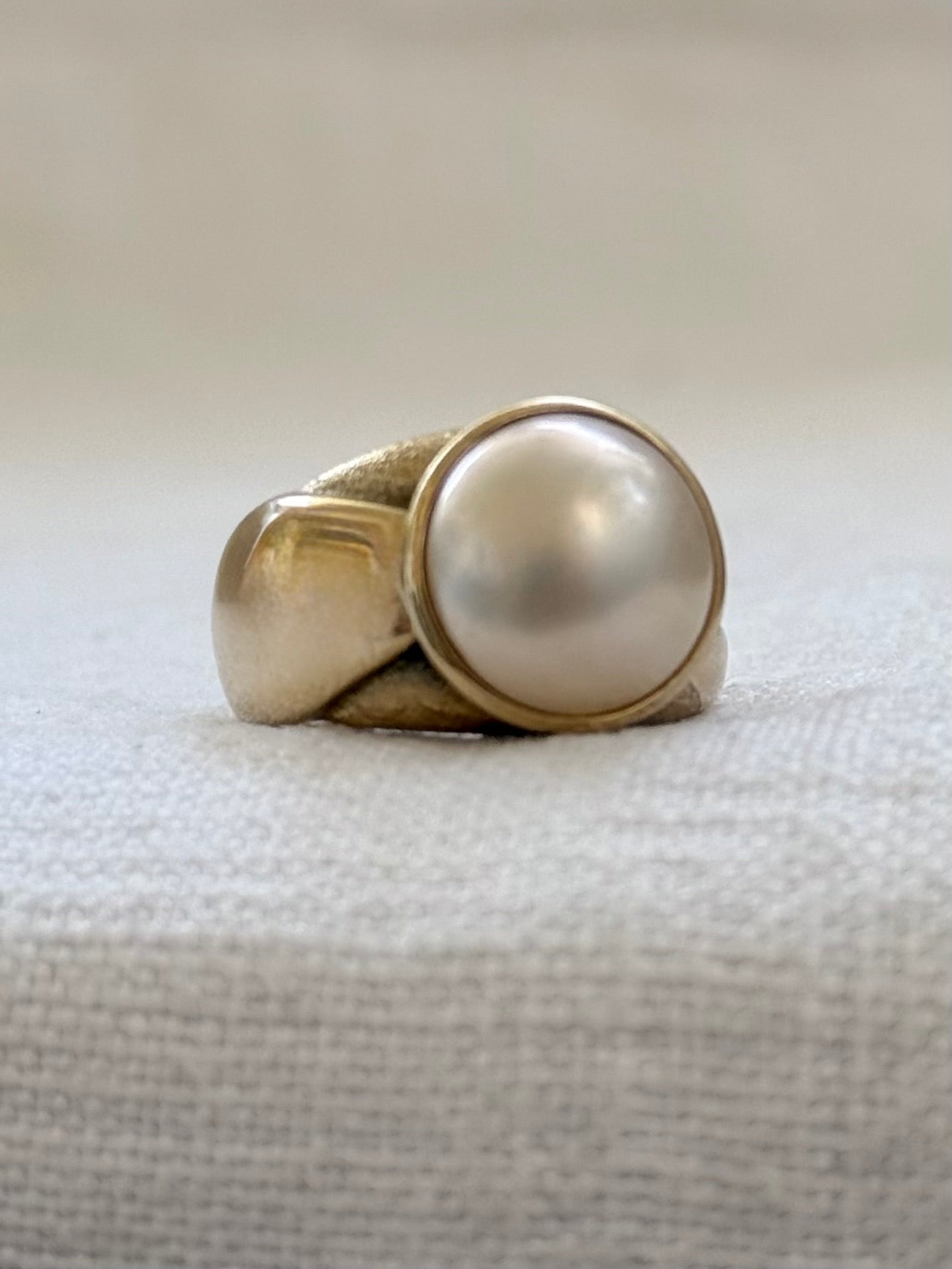 .1980s .375 .9ct gold luminous luxurious and classic Mabe pearl gold architectural dress ring