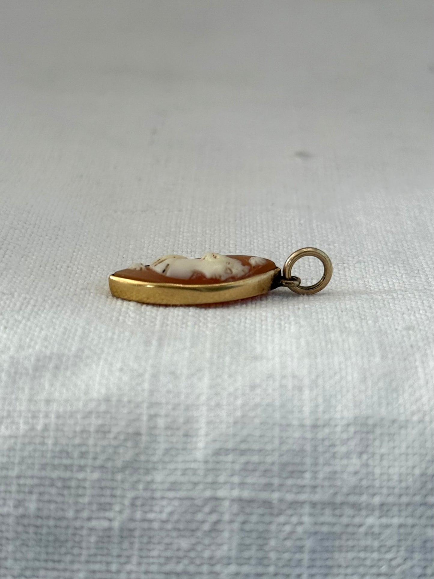 .1910s .375ct gold antique Edwardian pendant Marquise cat eye shaped Cameo shell 9ct gold pendant