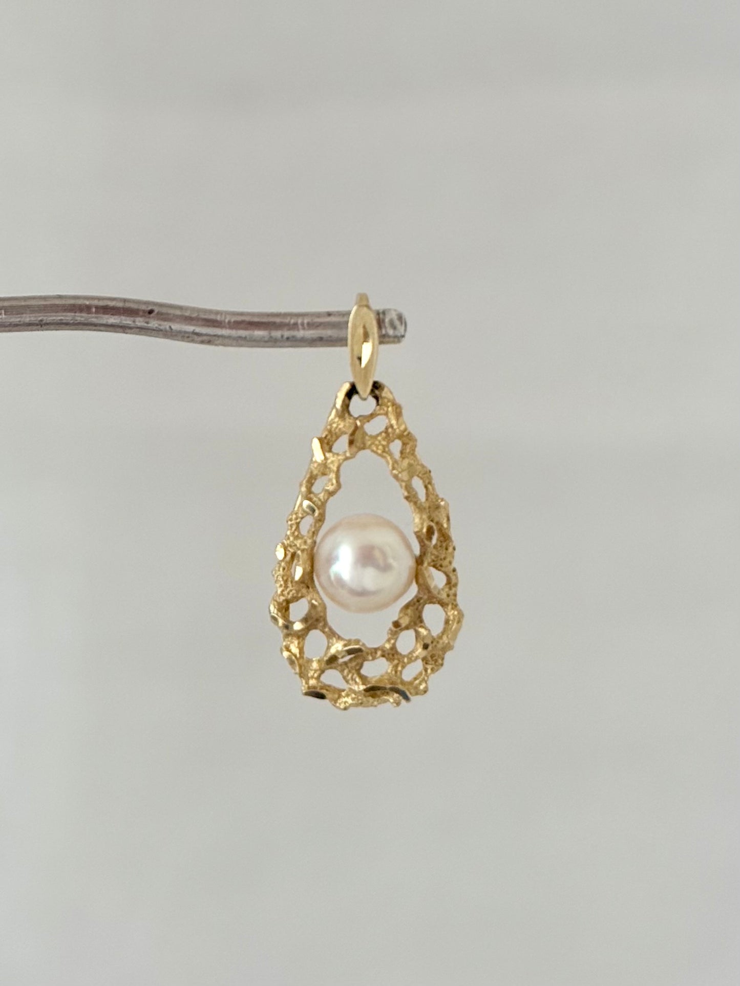 .10ct .1960s .1970s Brutalist style white pearl .416 yellow gold modernist teardrop luxury pearl drop pendant