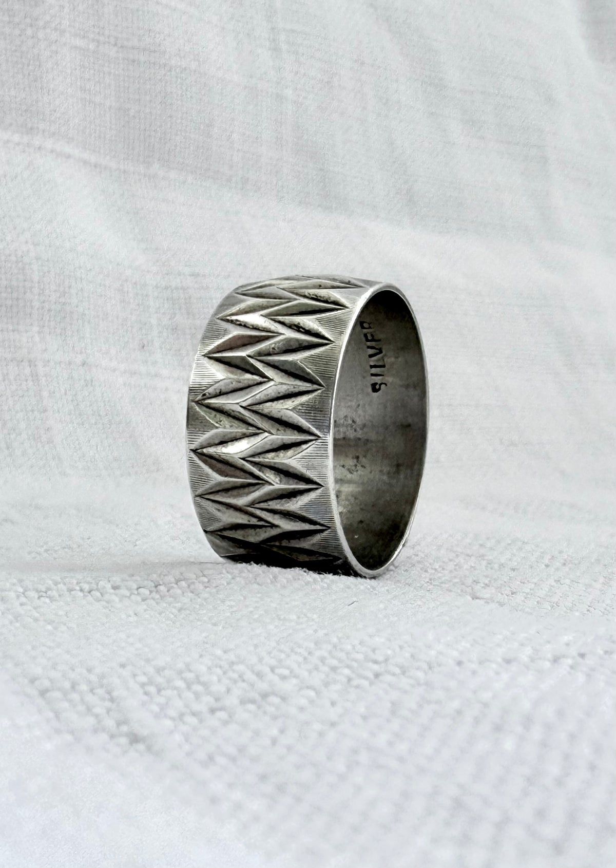 .1970s .925 Edwardian revival zigzag wide decorative engraved geometric etched sterling silver Cigar Band Ring