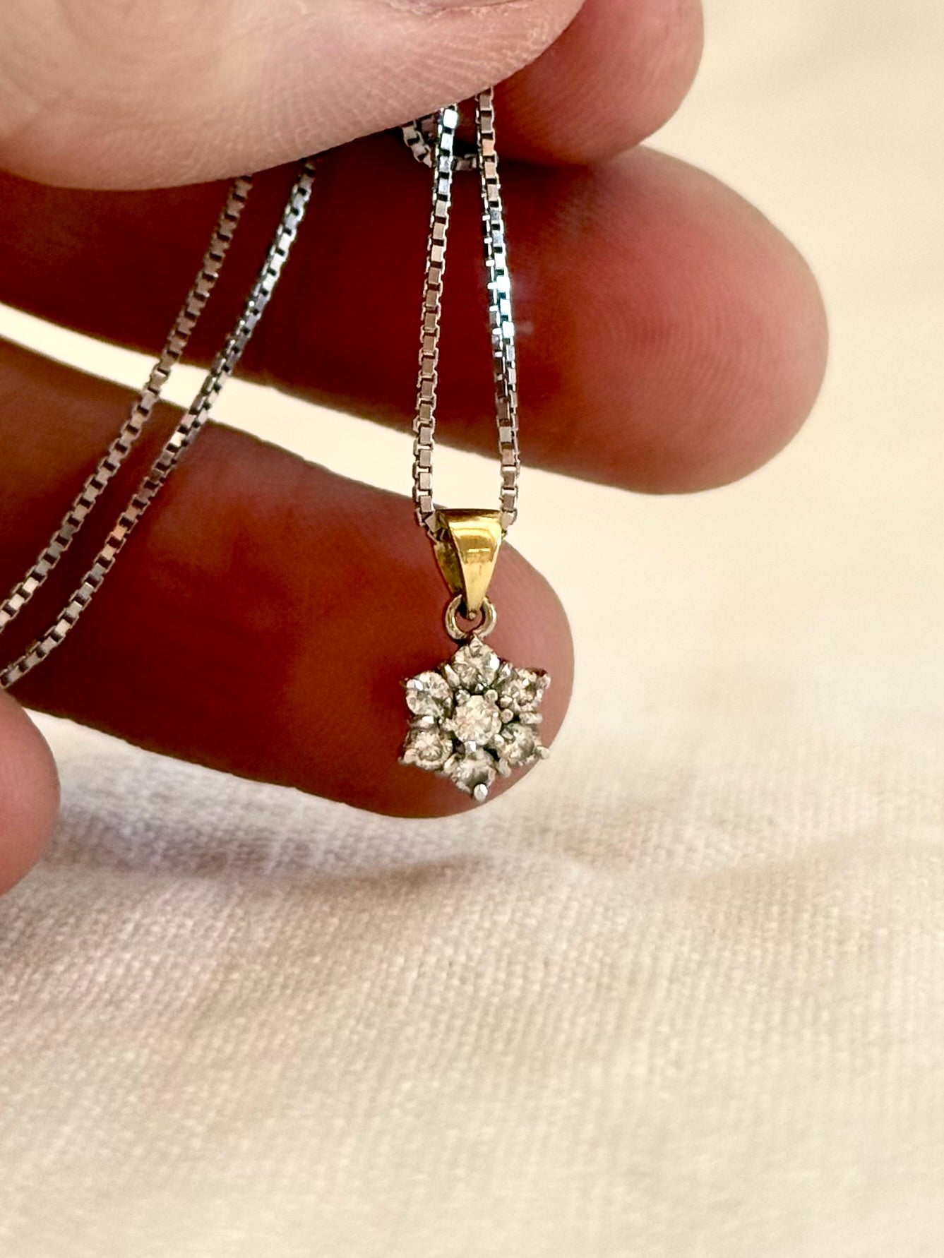 .1970s .375 gold 7 diamond star flower luxury gold pendant on modernist white gold box chain necklace