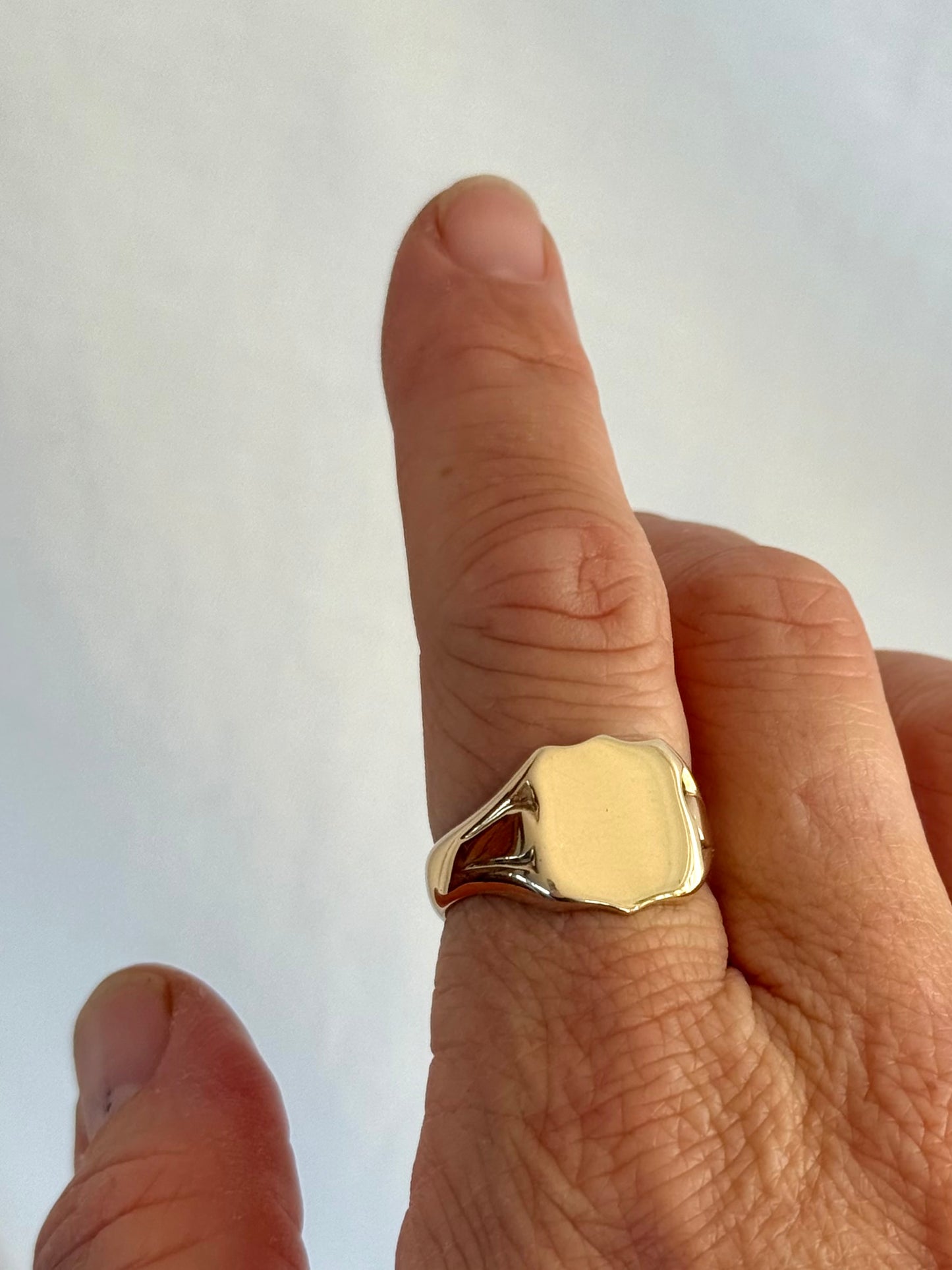 .1970 .375 .9ct solid yellow gold South African Signet Seal Crest Gold Shield ring