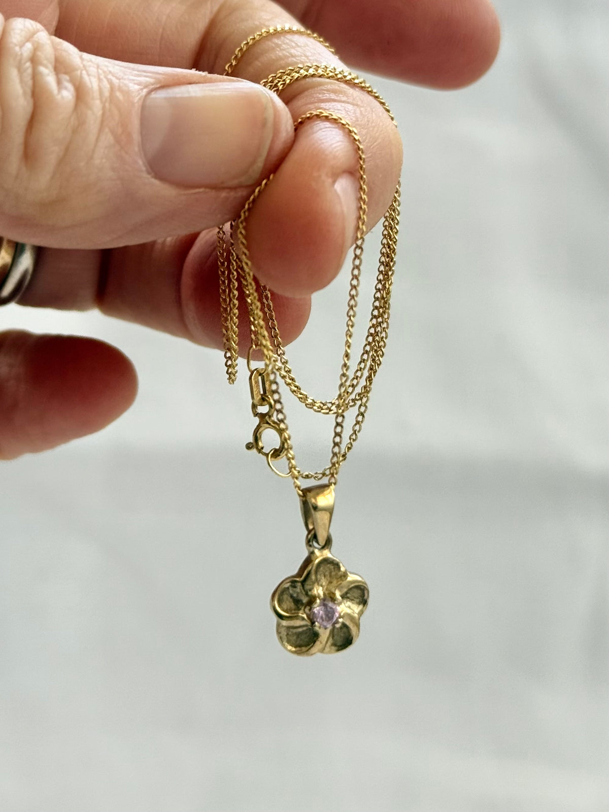 .1970s .375 .9ct gold blossom flower luxury pink stone floral gold pendant on modernist yellow gold chain necklace