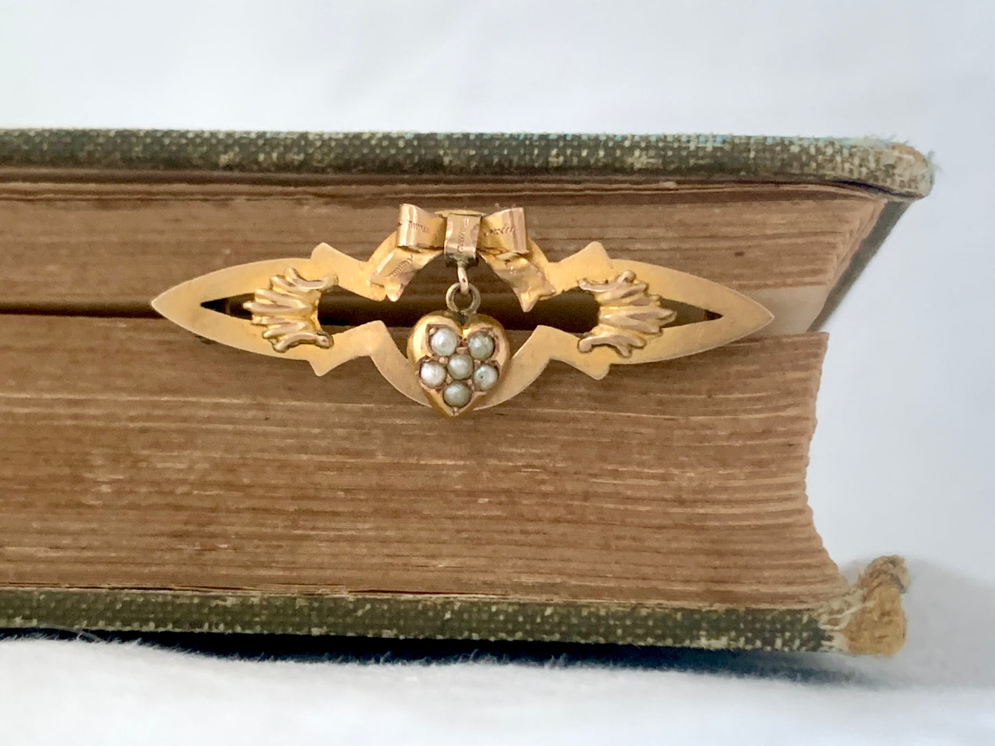 .375 1900 antique Edwardian Chester England hallmarked 9ct yellow gold heart and bow seed pearl lovers sweetheart sentimental brooch lapel pin