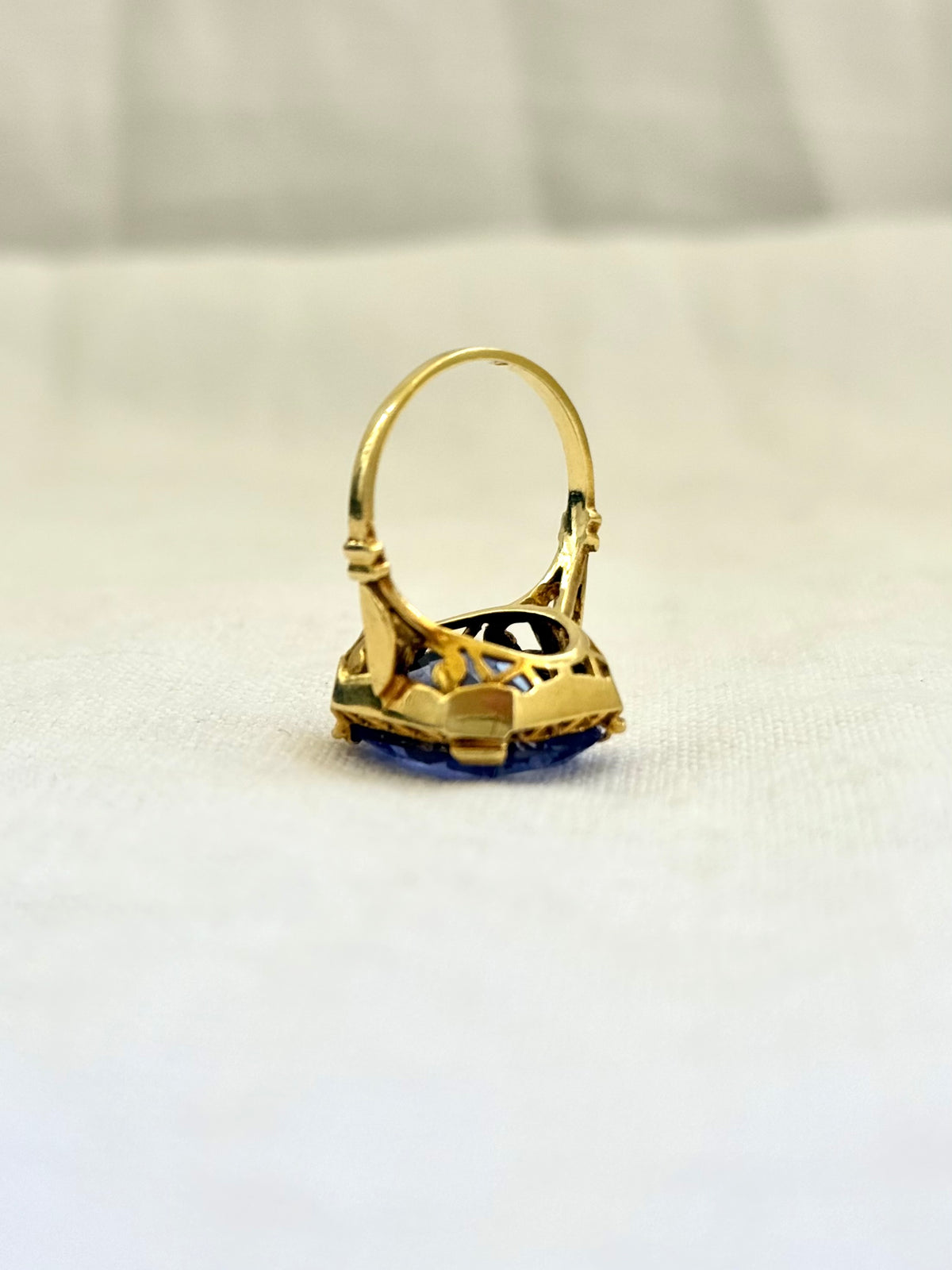 .18ct .1920s .1930s luxurious .750ct sapphire blue Corundum gemstone high carat gold large cocktail dress ring