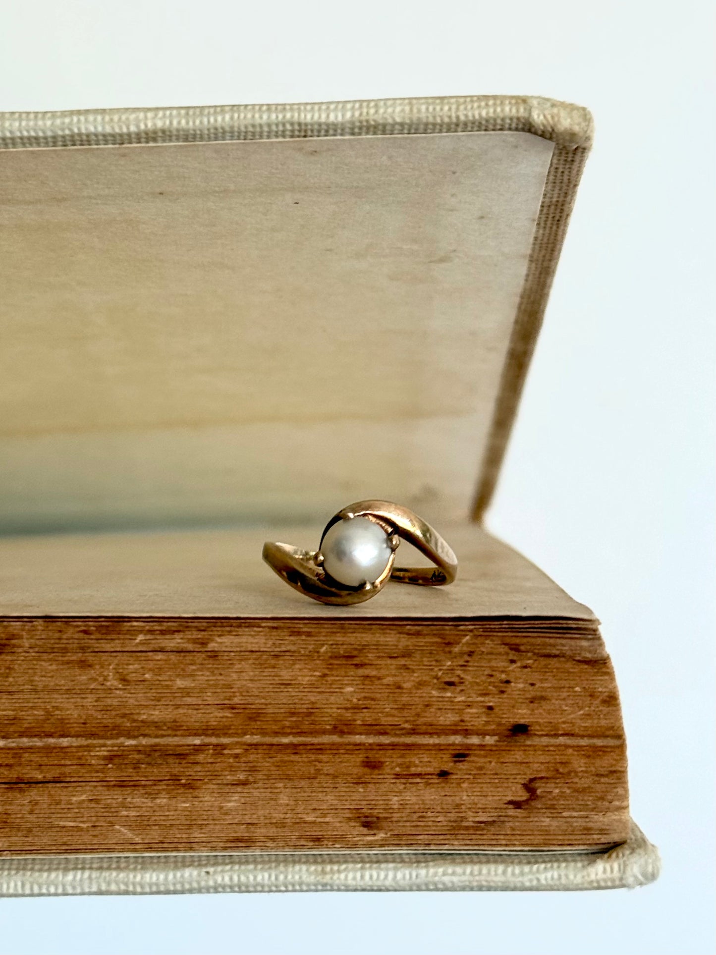 .10ct .1970s Akoya white pearl 10k yellow gold pearl bypass commitment token ring