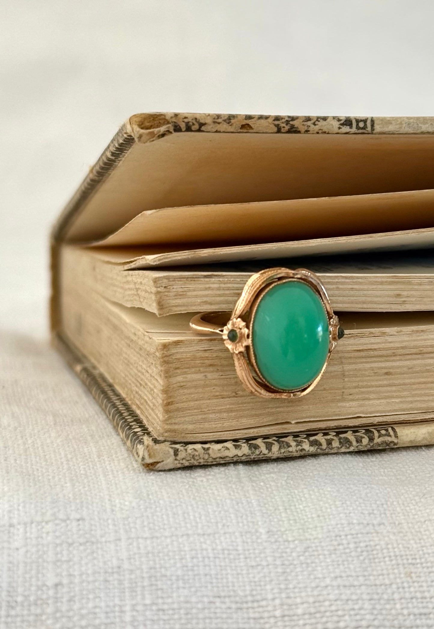 .14ct .1900s .1910s .585 gold antique Chrysoprase Peridot Arts & Crafts Aesthetic high carat gold dress ring