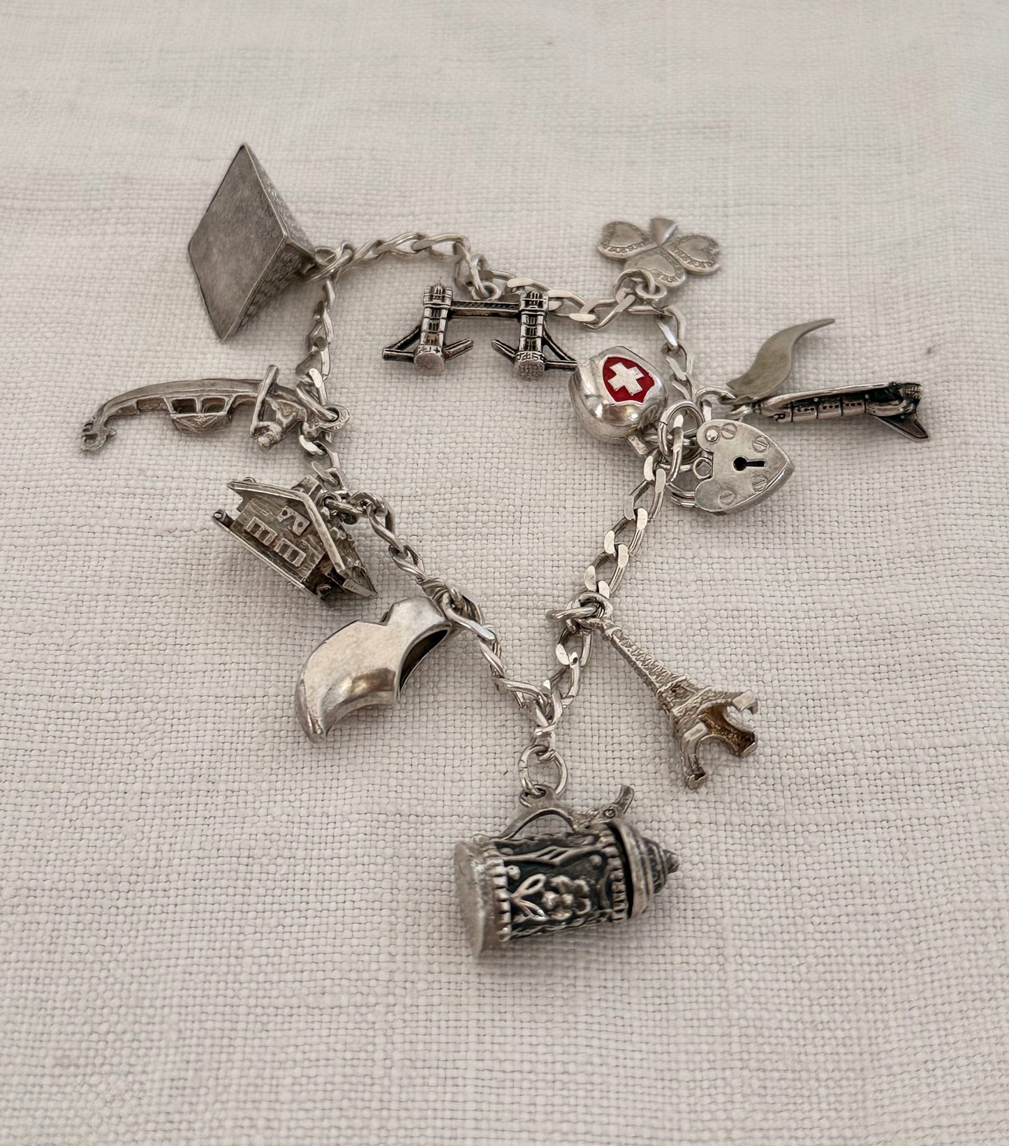 .10 charms .1990s World Traveller Silver landmark keepsake charm bracelet