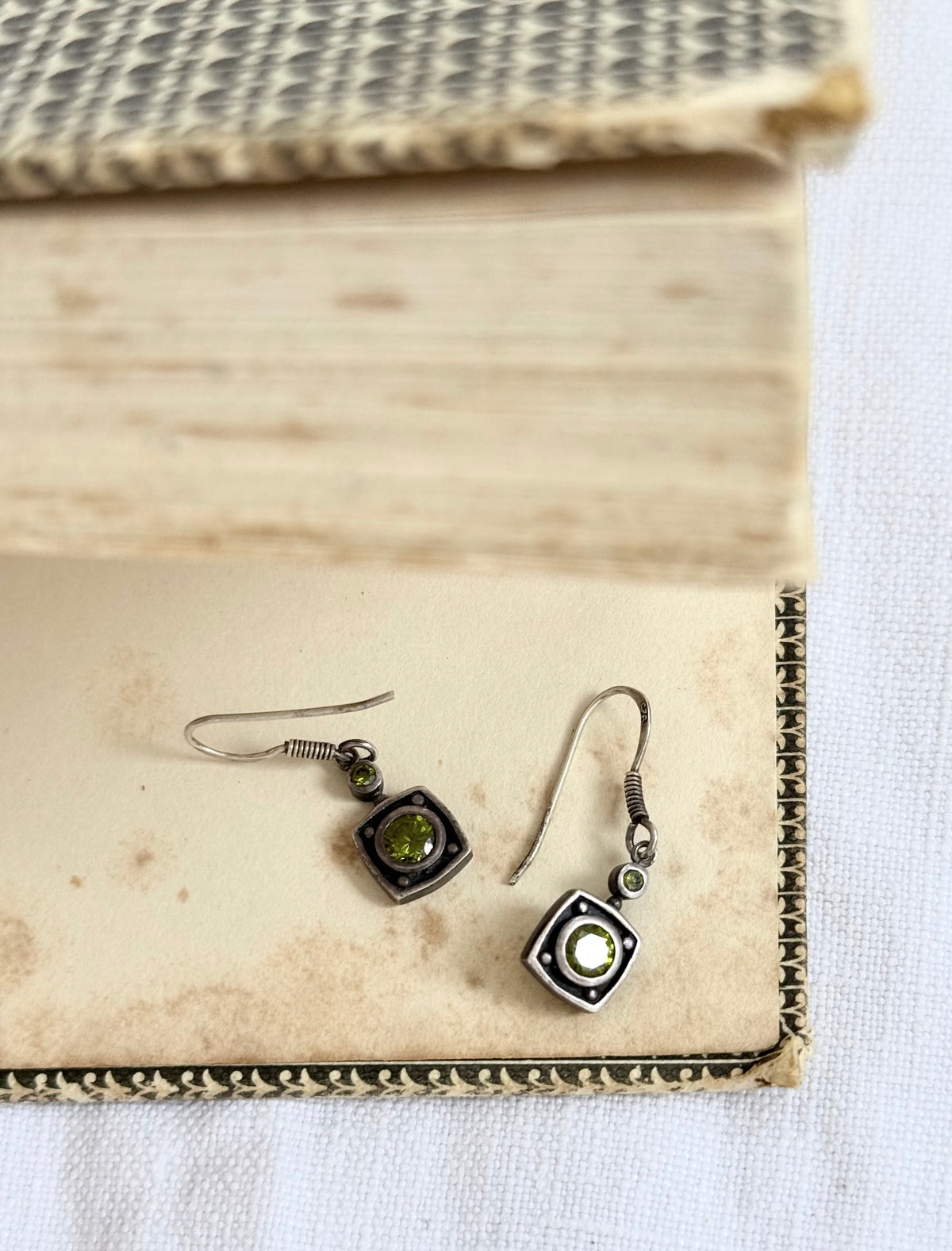 .1990s .925 artisan made boho green gemstone peridot olive green colour drop dangle earrings