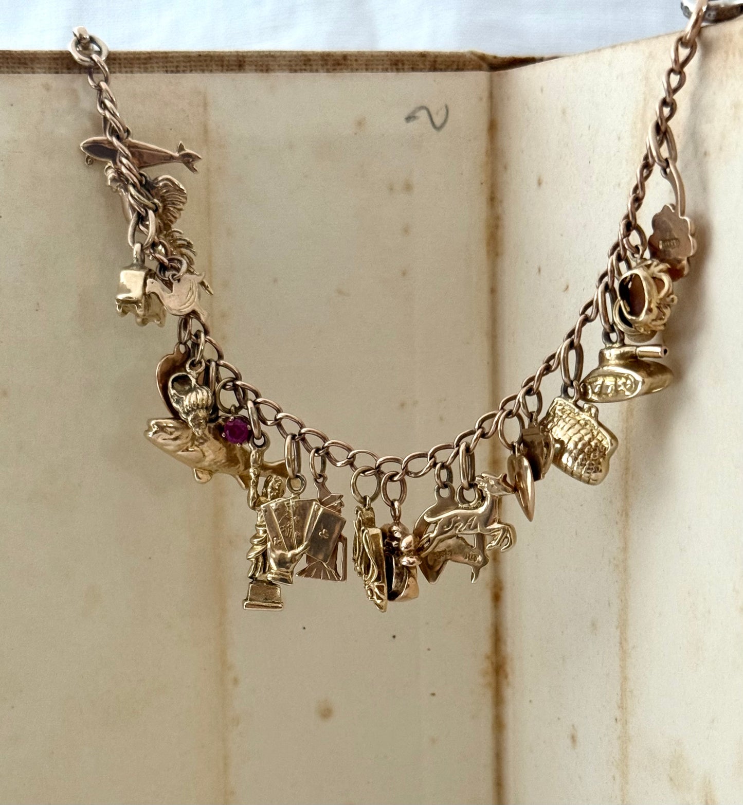 .1970s .1980s .23 charm solid .375 .9ct gold modernist keepsake luxury heirloom charm bracelet