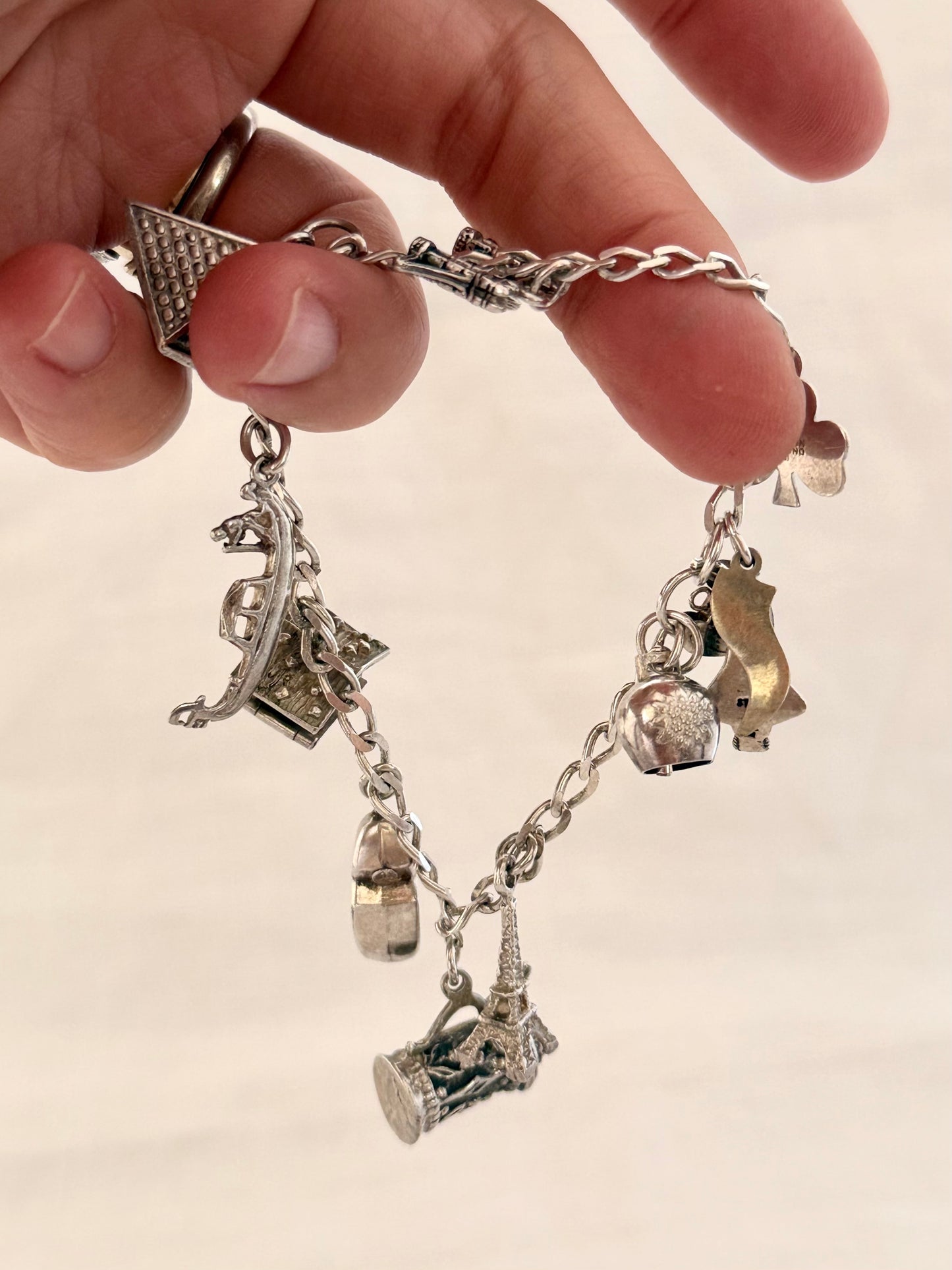 .10 charms .1990s World Traveller Silver landmark keepsake charm bracelet