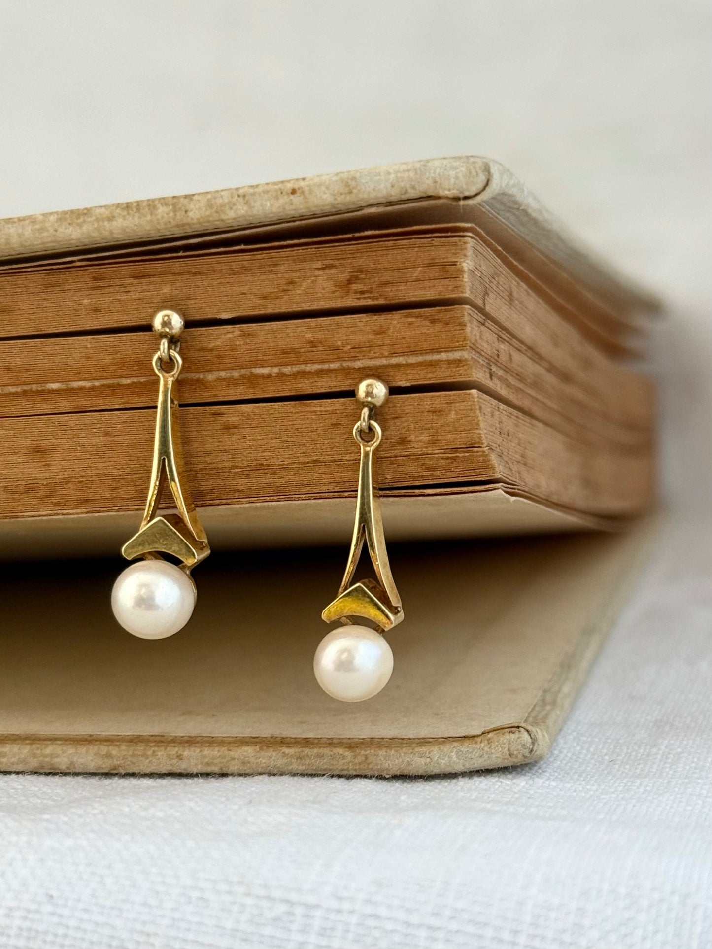 .1950s .375 .9ct architectural elegant gold and pearl drop dangle post stud push in earrings