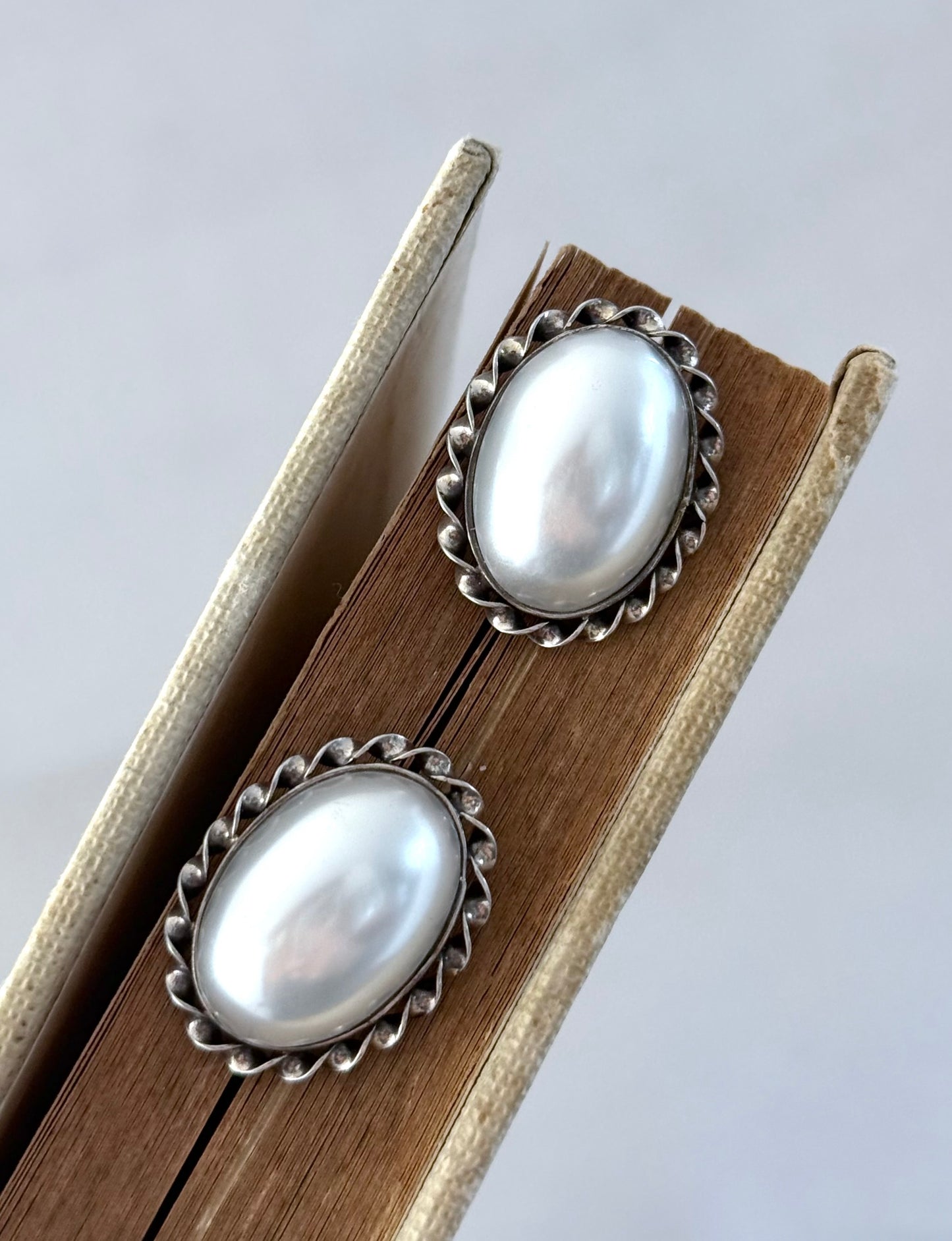 .925 .1990s sterling silver oversized costume Mabe pearl post stud earrings