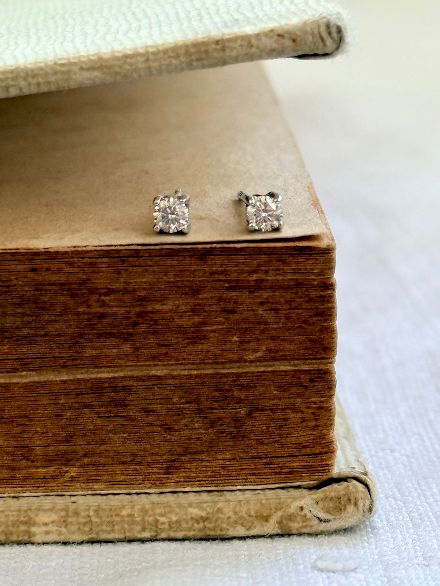 .0.2ct .375 .9ct white gold diamond solitaire classic luxury post stud earrings